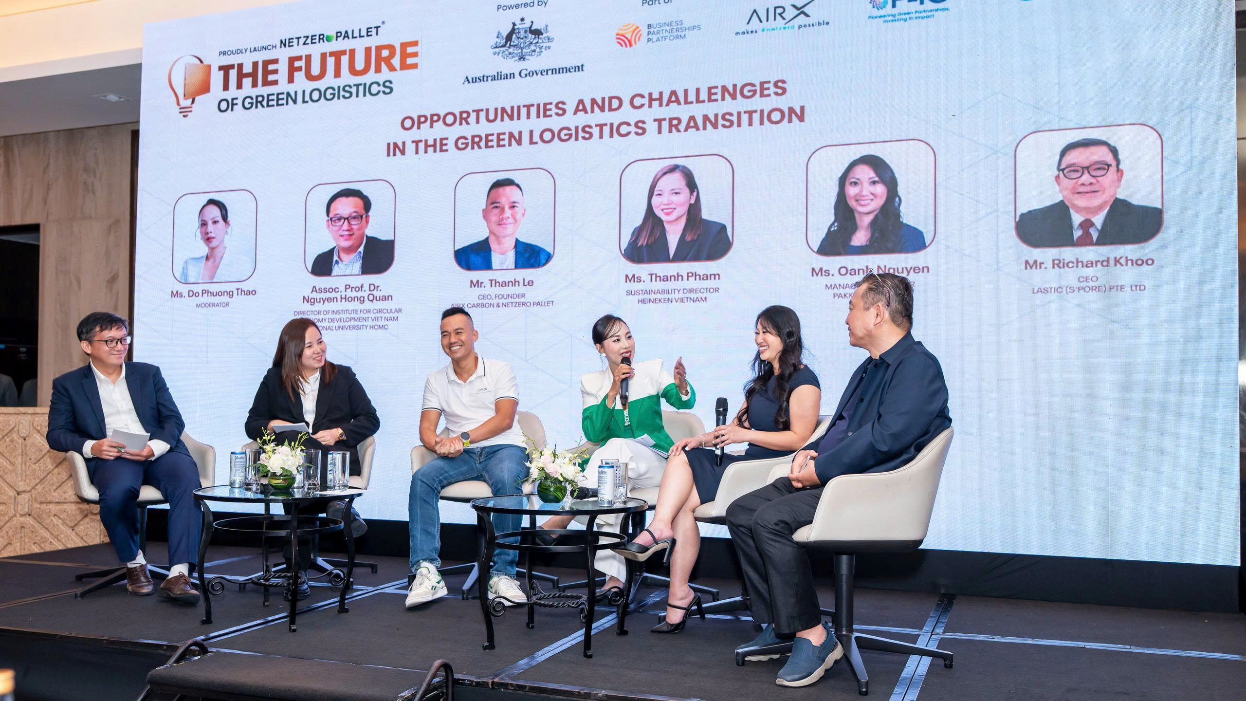 C&aacute;c chuy&ecirc;n gia v&agrave; l&atilde;nh đạo doanh nghiệp c&ugrave;ng thảo luận s&acirc;u về vai tr&ograve; ng&agrave;y c&agrave;ng nổi bật của c&aacute;c s&aacute;ng kiến &ldquo;xanh&rdquo; đến từ doanh nghiệp Việt.