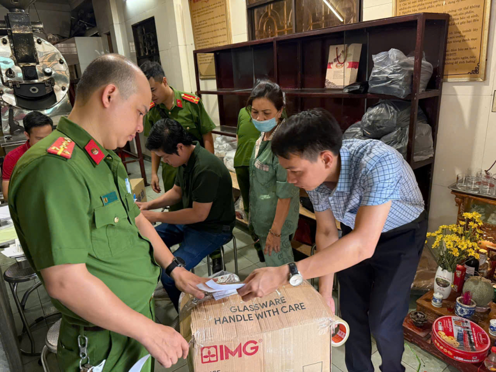 Lực lượng chức năng thành phố Huế kiểm tra cơ sở sản xuất, chế biến cà phê giả trong đợt cao điểm đấu tranh ngăn chặn,đẩy lùi tình trạng buôn lậu, gian lận thương mại, hàng giả, xâm phạm quyền sở hữu trí tuệ