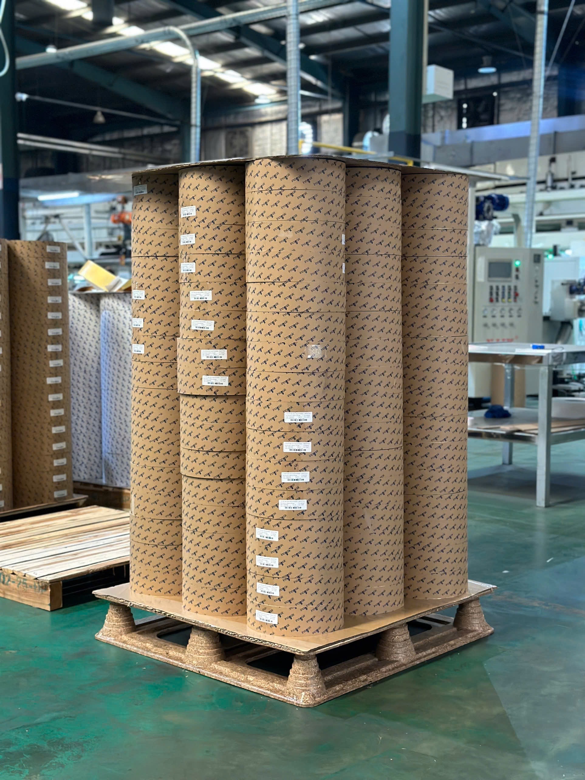 Pallet l&agrave;m từ phụ phẩm như xơ dừa, vỏ c&agrave; ph&ecirc; được ứng dụng trong logistics.