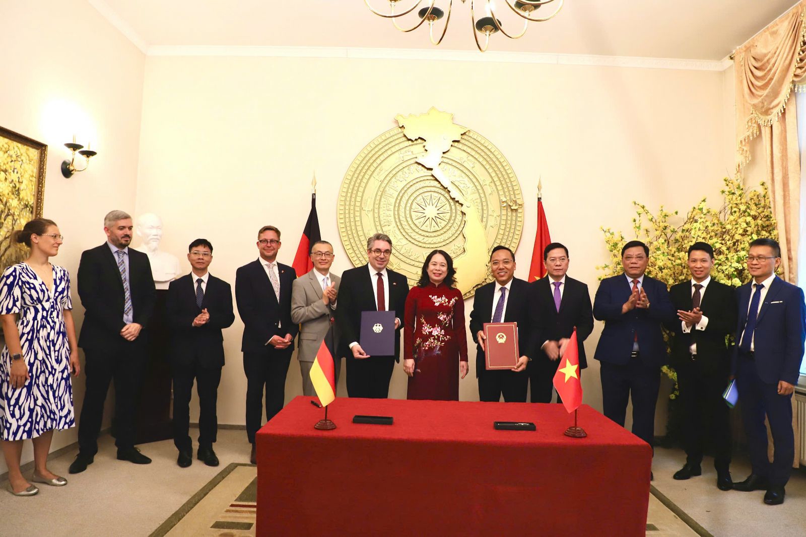 Tuy&ecirc;n bố được k&yacute;&nbsp;dưới sự chứng kiến của Ph&oacute; Chủ tịch nước V&otilde;&nbsp;Thị &Aacute;nh Xu&acirc;n.