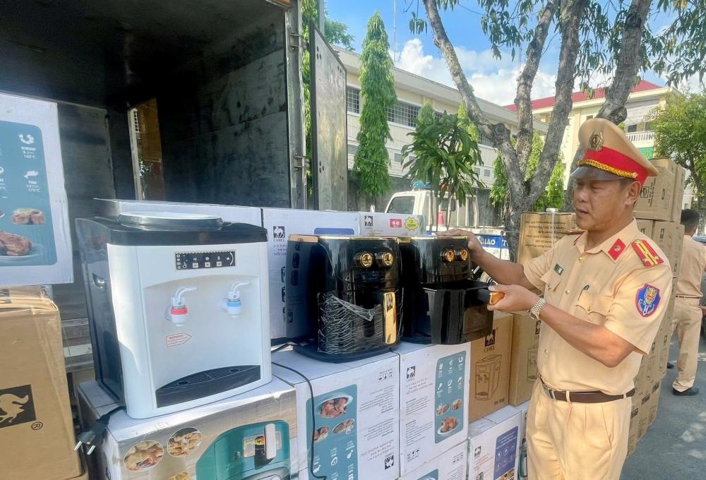 Lực lượng CSGT Công an Hà Tĩnh thu giữ lô nồi chiên không dầu, máy lọc nước không hoá đơn, chứng từ (ngày 7/6/2025).