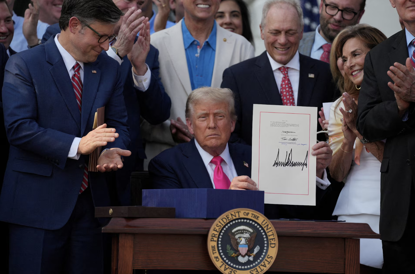 Tổng thống Mỹ Donald Trump ký đạo luật giảm thuế hôm 4/7 - Ảnh: Reuters.