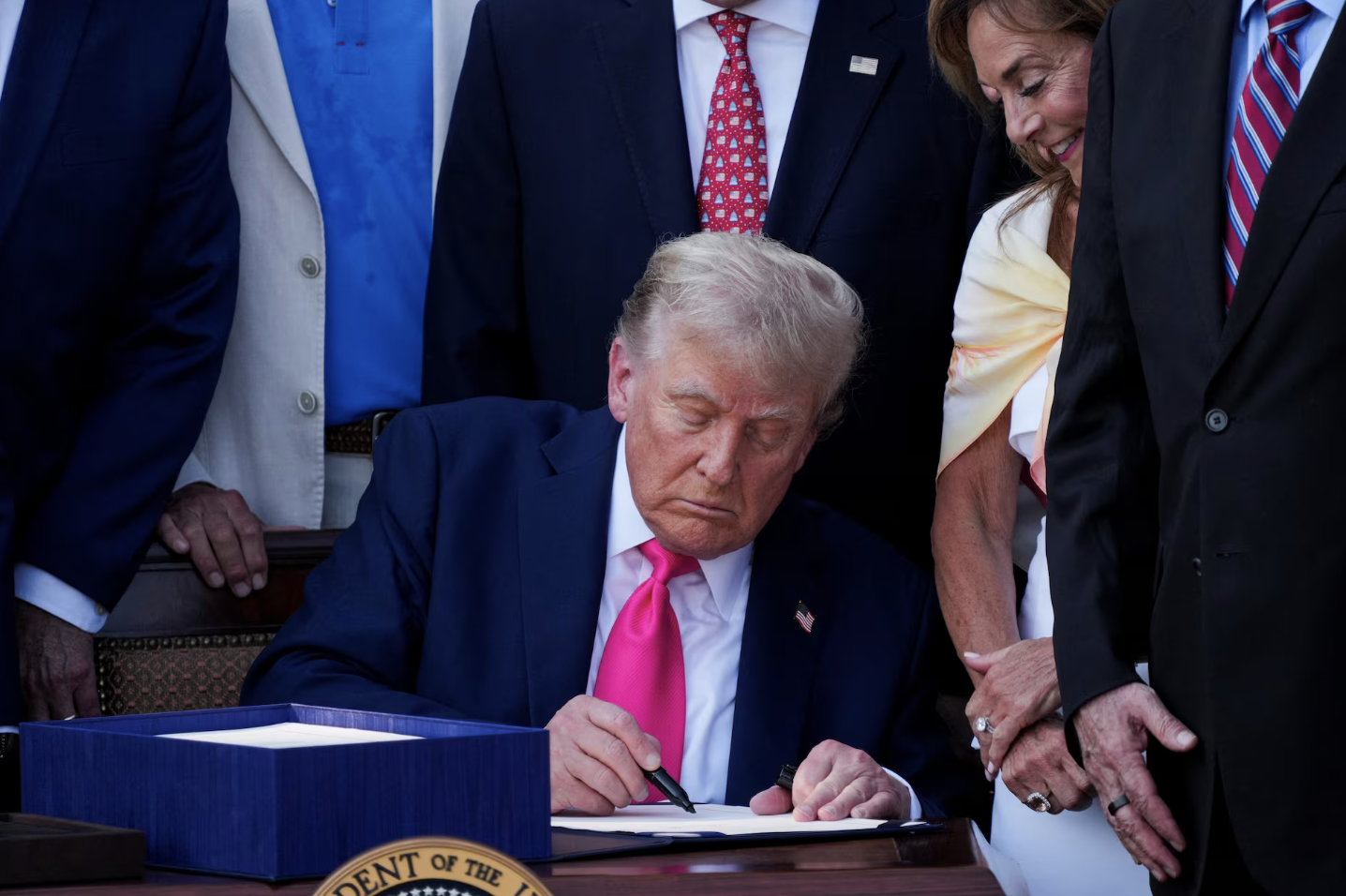 Tổng thống Donald Trump ký đạo luật OBBBA ngày 4/7 - Ảnh: Reuters.