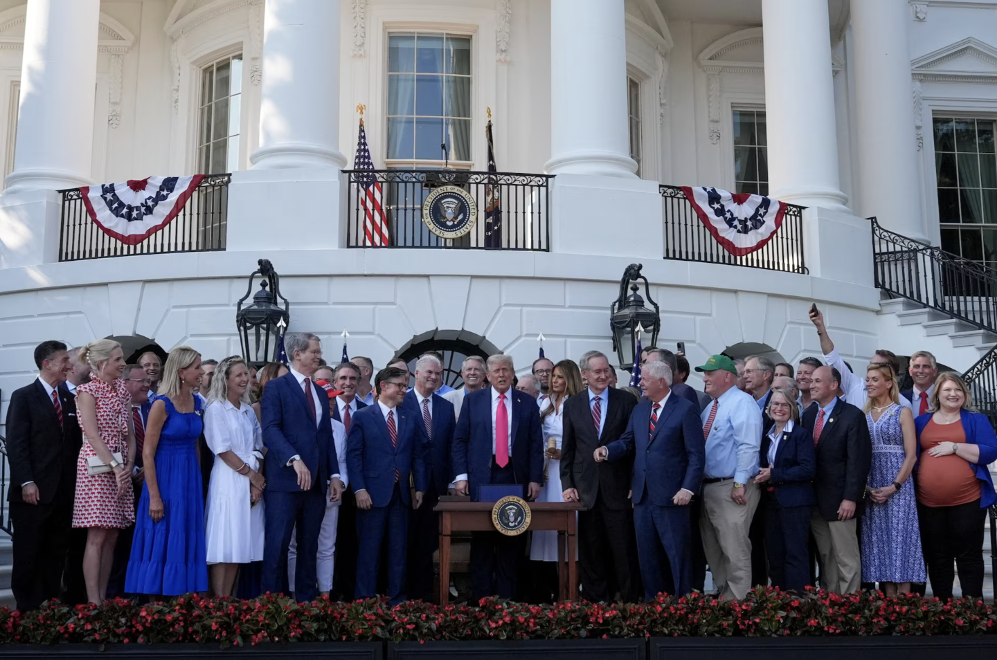 Tổng thống Trump và những người ủng hộ ông trong lễ ký đạo luật OBBBA vào ngày 4/7 - Ảnh: Reuters.