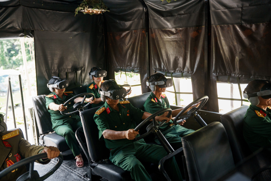 Khu tr&igrave;nh chiếu thực tế ảo kết hợp to&agrave;n diện h&igrave;nh ảnh sống động.&nbsp;Ảnh: Lan Nhi