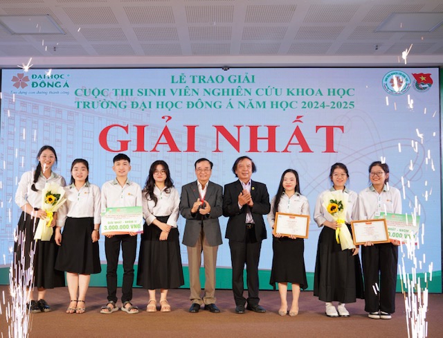 Ông Lương Minh Sâm, Chủ tịch Hội đồng trường Đại học Đông Á (người đứng thứ 5 từ trái sang), trao giải Nhất sinh viên nghiên cứu khoa học lần thứ 11-năm 2025.