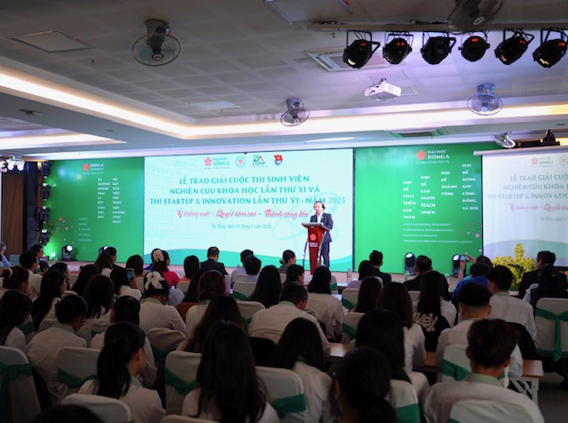 To&agrave;n cảnh buổi lễ trao giải cuộc thi sinh vi&ecirc;n nghi&ecirc;n cứu khoa học, đổi mới s&aacute;ng tạo lần 11- năm 2025.