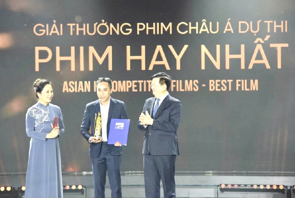 Ph&oacute; Thủ tướng Ch&iacute;nh phủ Mai Văn Ch&iacute;nh (b&ecirc;n phải) v&agrave; Ph&oacute; chủ tịch VFDA Ng&ocirc; Phương Lan (b&ecirc;n tr&aacute;i) trao Giải phim ch&acirc;u &Aacute; hay nhất cho bộ phim Giao dịch miền bi&ecirc;n giới.