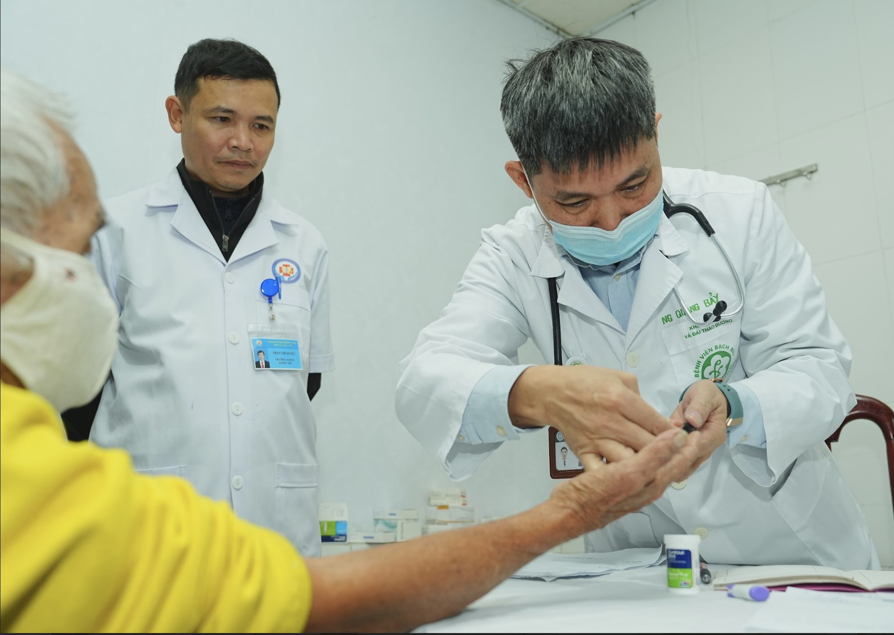 BS Nguyễn Quang Bảy thăm khám cho bệnh nhân. Ảnh: Hà Quyên.