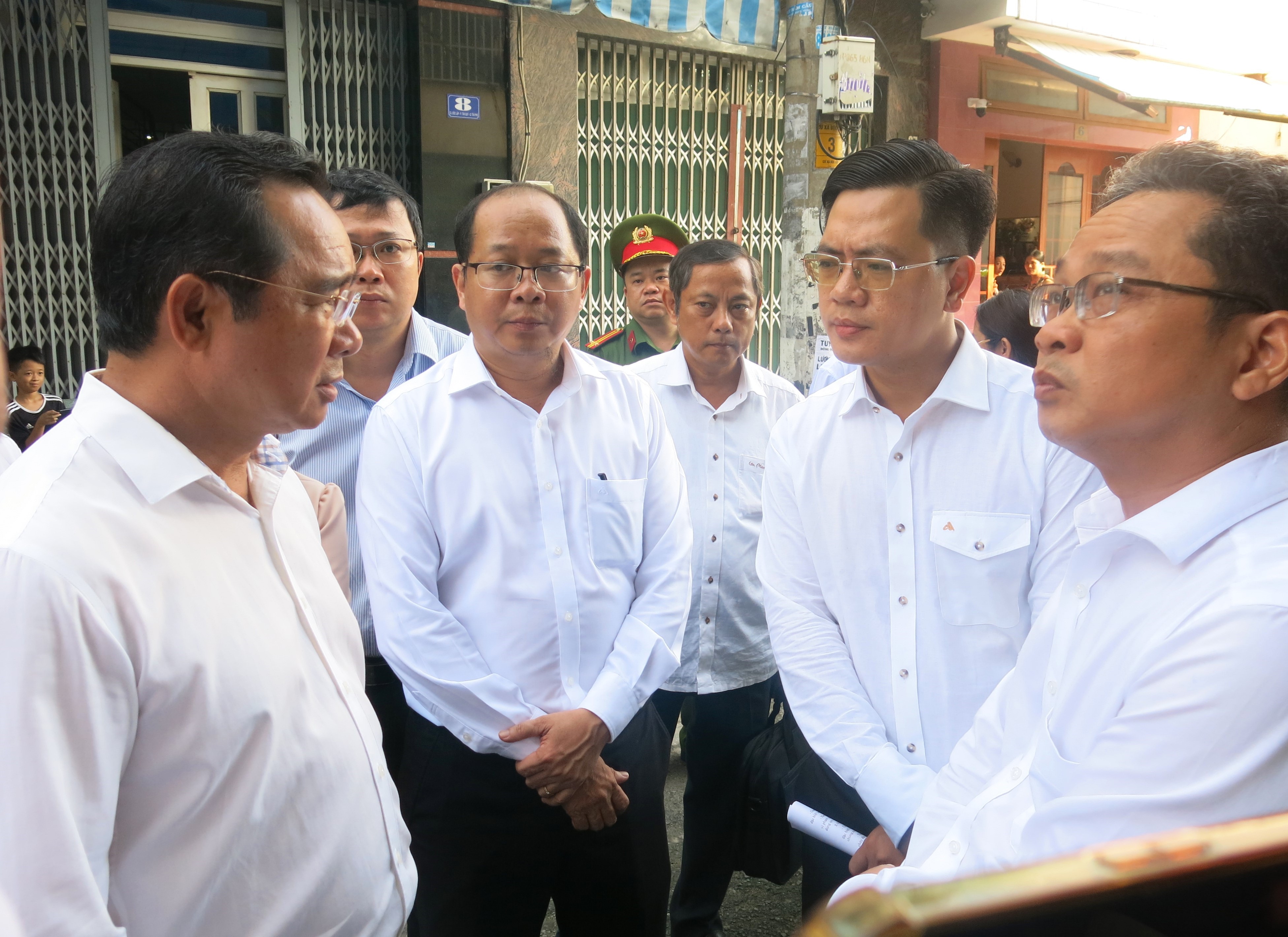 Chủ tịch Ủy ban nhân dân TP.HCM Nguyễn Văn Được chỉ đạo các cơ quan chức năng tại hiện trường  - Ảnh: Cổng thông tin điện tử TP.HCM.
