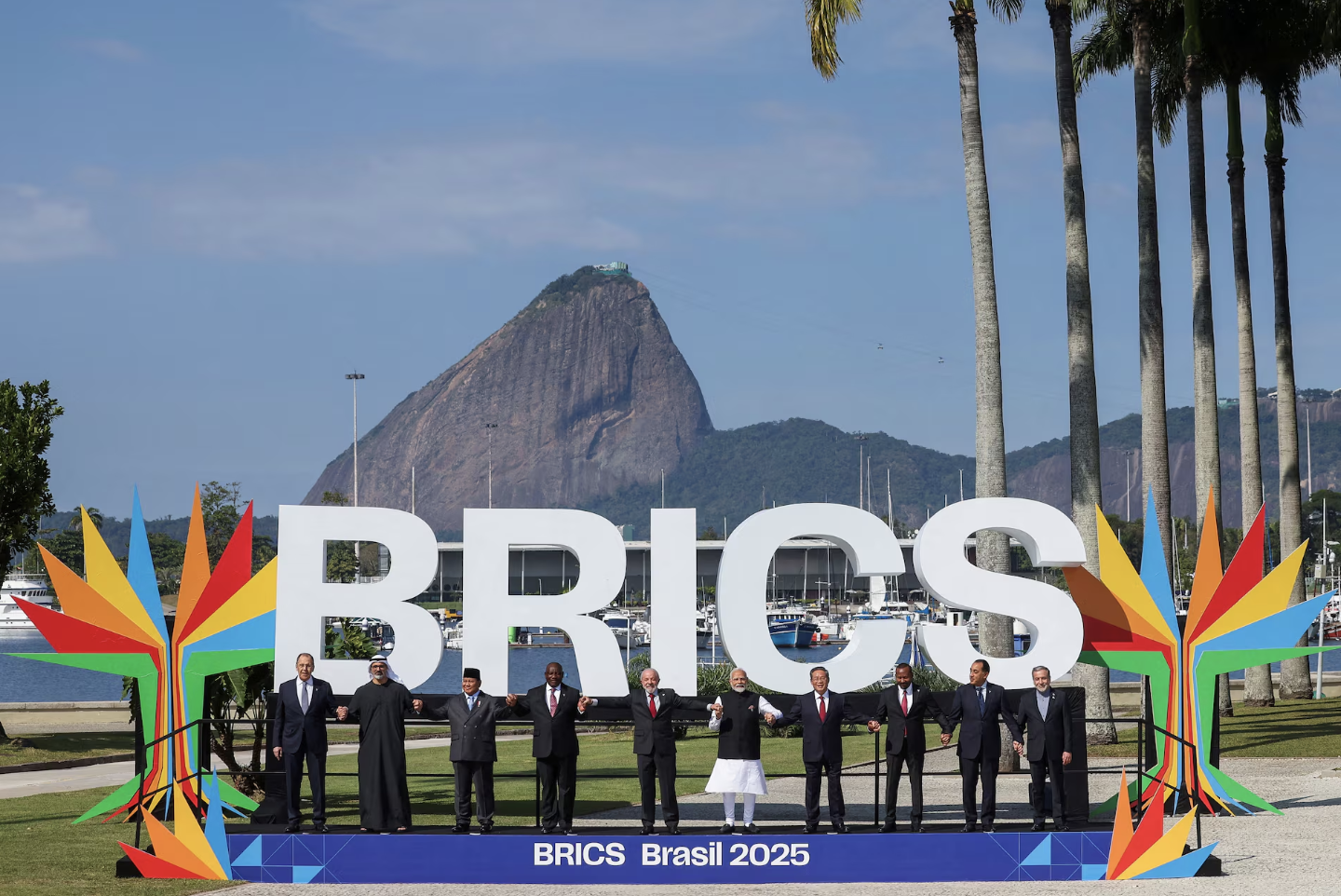 Các nhà lãnh đạo BRICS ở hội nghị thượng đỉnh của khối ở Rio de Janeiro ngày 6/7 - Ảnh: Reuters.
