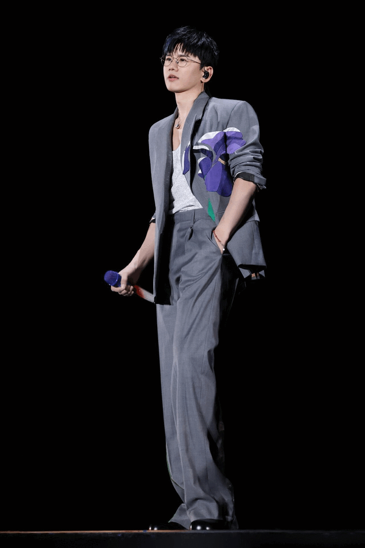 Diện vi&ecirc;n Phạm Thừa Thừa, Th&agrave;nh Nghị v&agrave; ca sỹ Trương Kiệt trong thiết kế của thương hiệu TRAN HUNG.