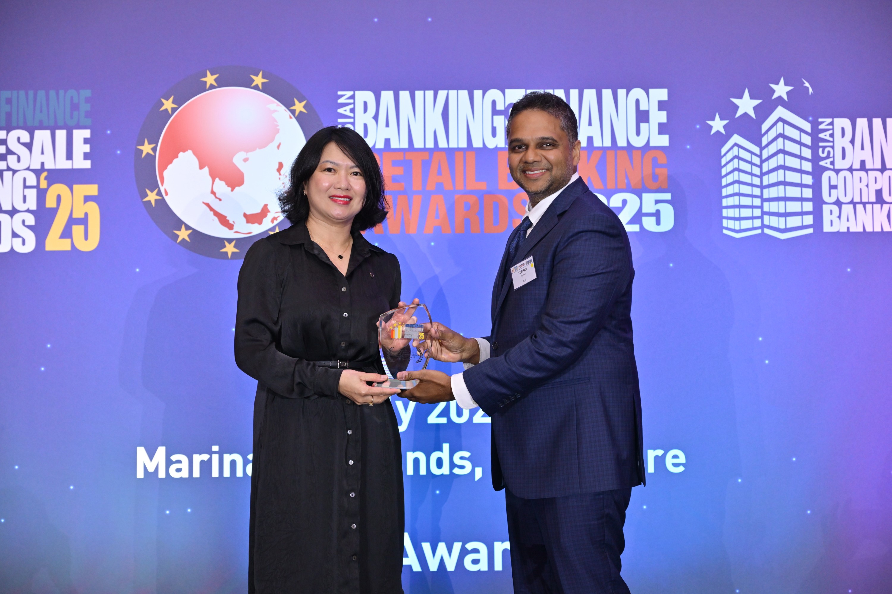 Bà Nguyễn Thị Hồng Vân - Giám đốc Khối Pháp chế và Tuân thủ của Vietcombank nhận giải “Sáng kiến Quản lý rủi ro của năm” cho phân khúc Ngân hàng Bán buôn.