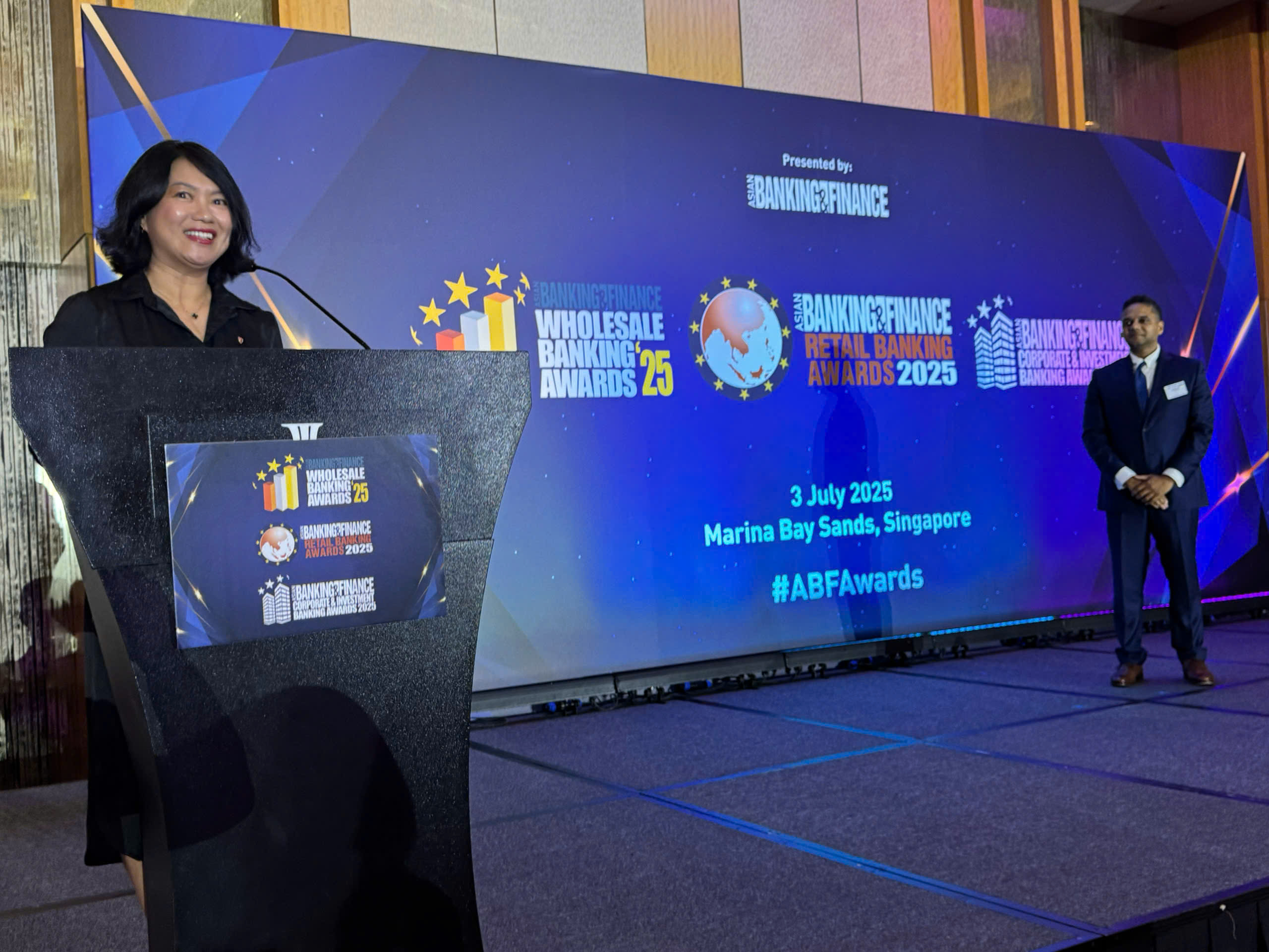 B&agrave; Nguyễn Thị Hồng V&acirc;n - Gi&aacute;m đốc Khối Ph&aacute;p chế v&agrave; Tu&acirc;n thủ của Vietcombank ph&aacute;t biểu tại Lễ trao giải ABF 2025.