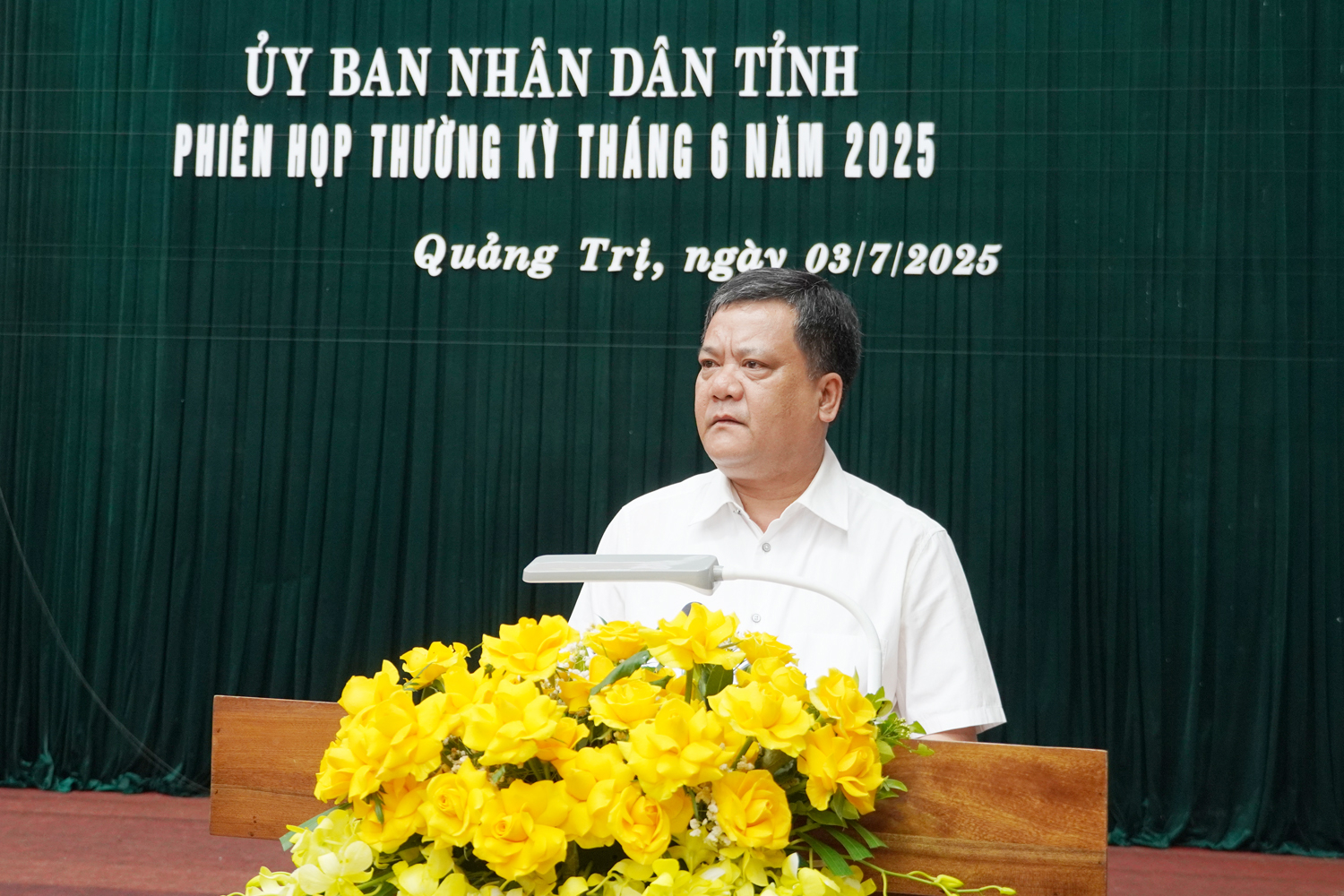 Chủ tịch UBND tỉnh Quảng Trị Trần Phong ph&aacute;t biểu tại phi&ecirc;n họp