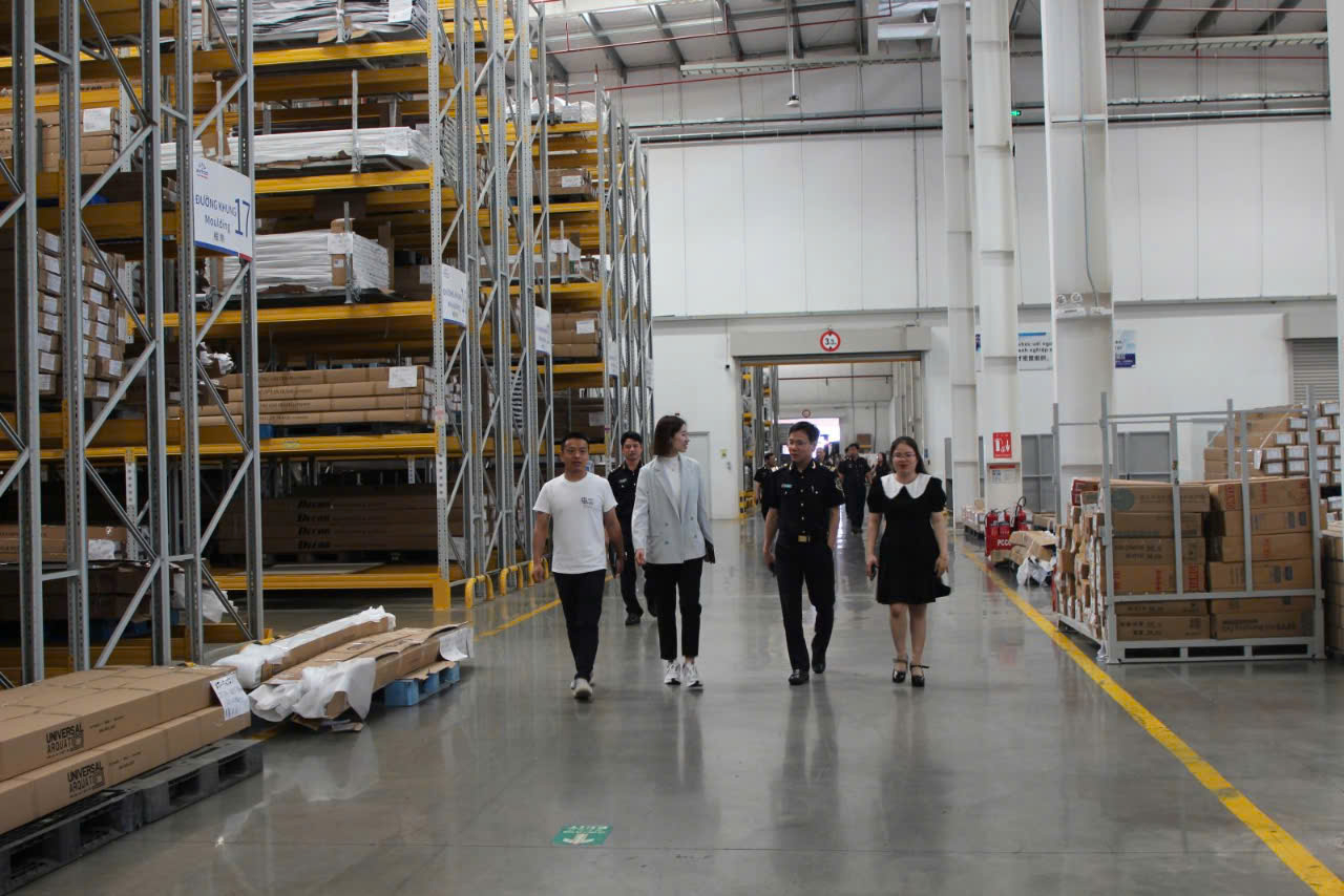 Chi cục HQKV X tham quan quy tr&igrave;nh sản xuất h&agrave;ng h&oacute;a tại C&ocirc;ng ty&nbsp;INTCO Việt Nam