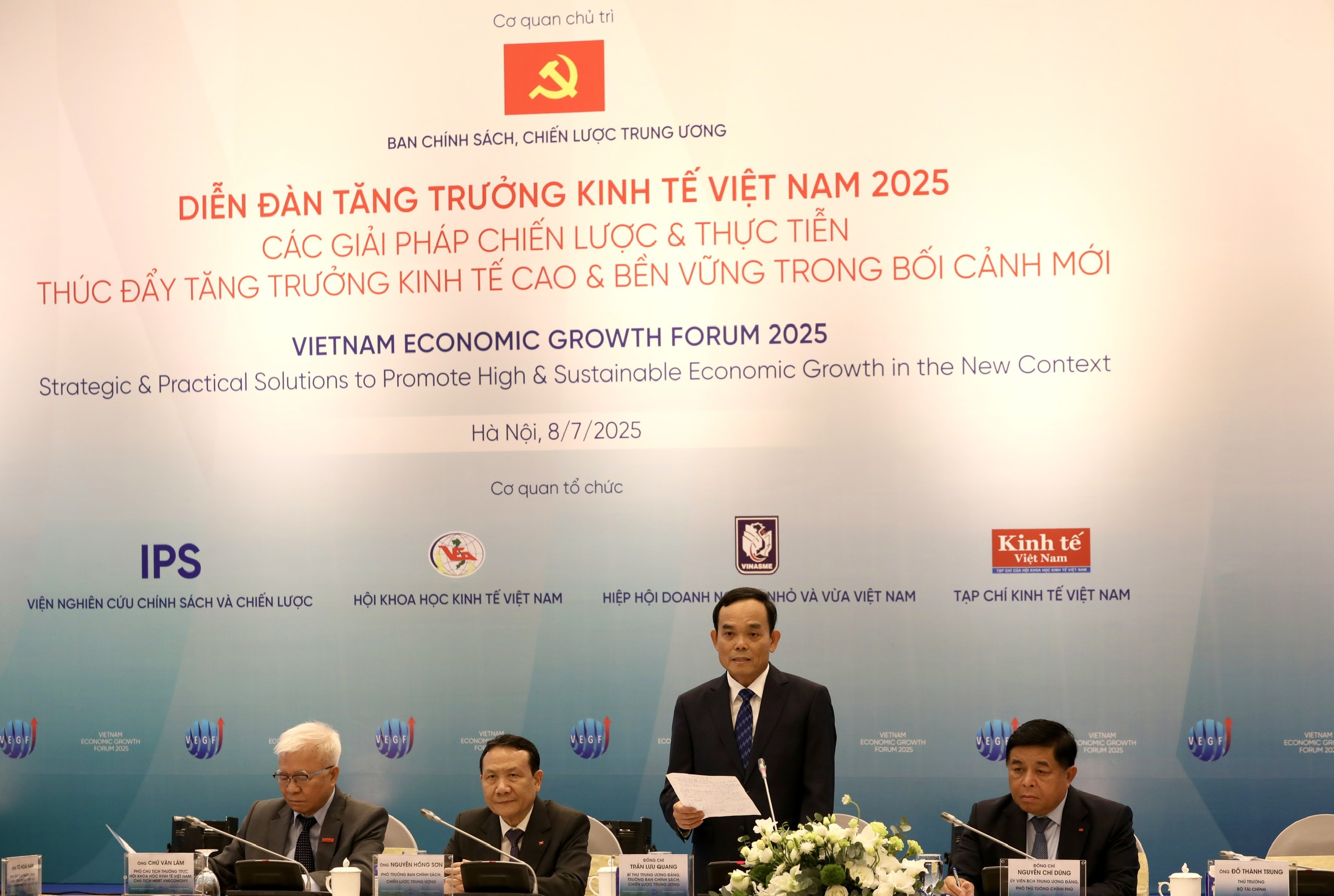 Bí thư Trung ương Đảng, Trưởng ban Chính sách, Chiến lược Trung ương Trần Lưu Quang phát biểu khai mạc Diễn đàn Tăng trưởng kinh tế Việt Nam 2025 hôm 8/7. Ảnh: Trí Phong.