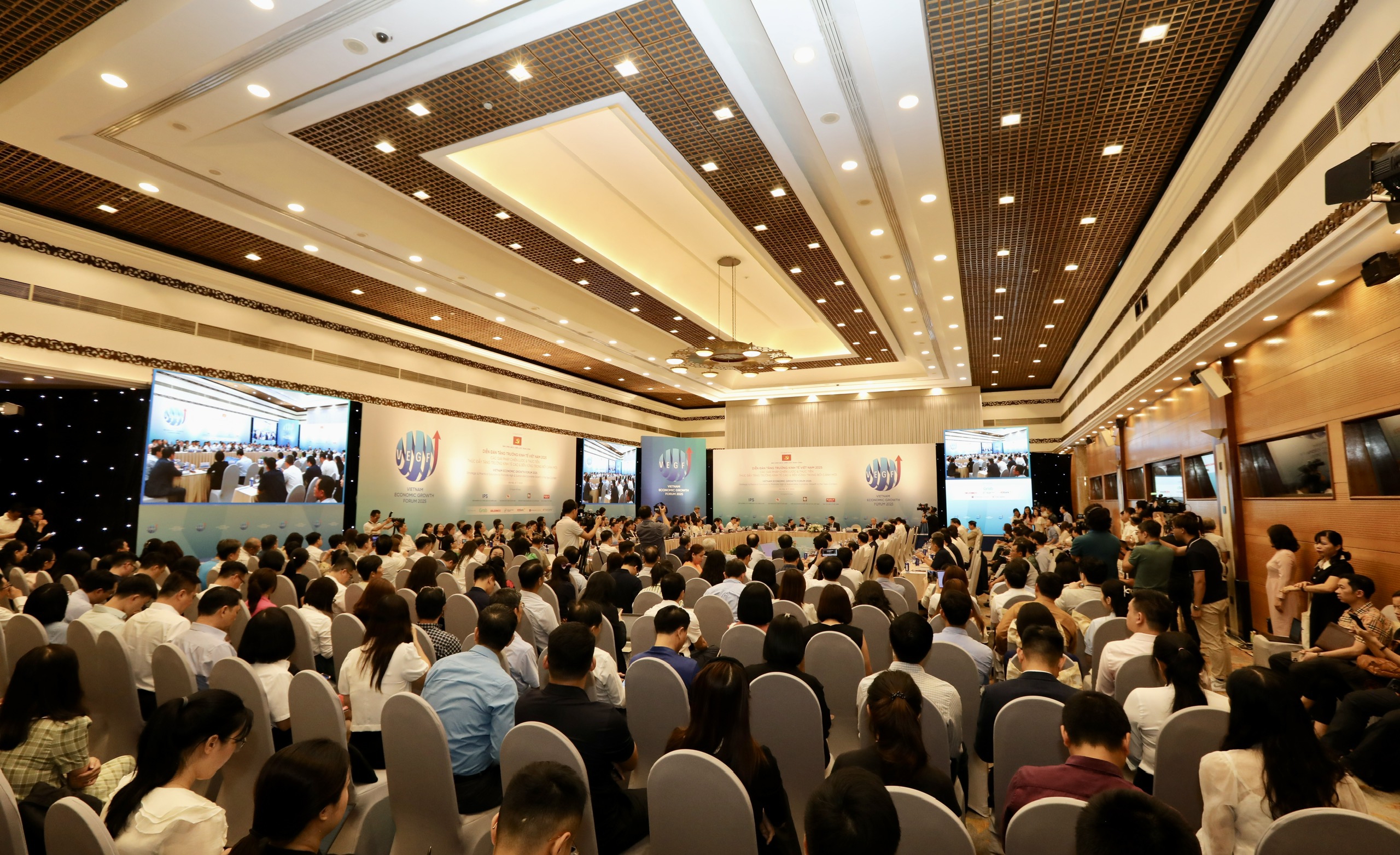 Tổng hợp c&aacute;c &yacute; kiến tại diễn đ&agrave;n, &ocirc;ng Trần Lưu Quang, B&iacute; thư Trung ương Đảng, Trưởng Ban Ch&iacute;nh s&aacute;ch, Chiến lược Trung ương, cho rằng mục ti&ecirc;u tăng trưởng hai con số ho&agrave;n to&agrave;n khả thi nếu c&oacute; sự đồng l&ograve;ng, phối hợp chặt chẽ giữa Ch&iacute;nh phủ, doanh nghiệp v&agrave; địa phương. Ph&aacute;t triển hai con số kh&ocirc;ng đồng nghĩa với việc tất cả lĩnh vực phải tăng tốc đạt mục ti&ecirc;u tăng trưởng hai con số, m&agrave; quan trọng l&agrave; đạt hiệu quả tổng thể bền vững v&agrave; bao tr&ugrave;m. Cơ hội hiện nay của Việt Nam đ&atilde; lớn hơn rất nhiều so với trước đ&acirc;y. Niềm tin v&agrave;o cải c&aacute;ch, đặc biệt l&agrave; cải c&aacute;ch thể chế với tư duy đổi mới mang t&iacute;nh c&aacute;ch mạng, ch&iacute;nh l&agrave; nền tảng để ch&uacute;ng ta bứt ph&aacute;. Ch&iacute;nh phủ sẽ tiếp thu, chọn lọc c&aacute;c kiến nghị thiết thực để đưa v&agrave;o ch&iacute;nh s&aacute;ch v&agrave; chương tr&igrave;nh h&agrave;nh động cụ thể trong thời gian tới.