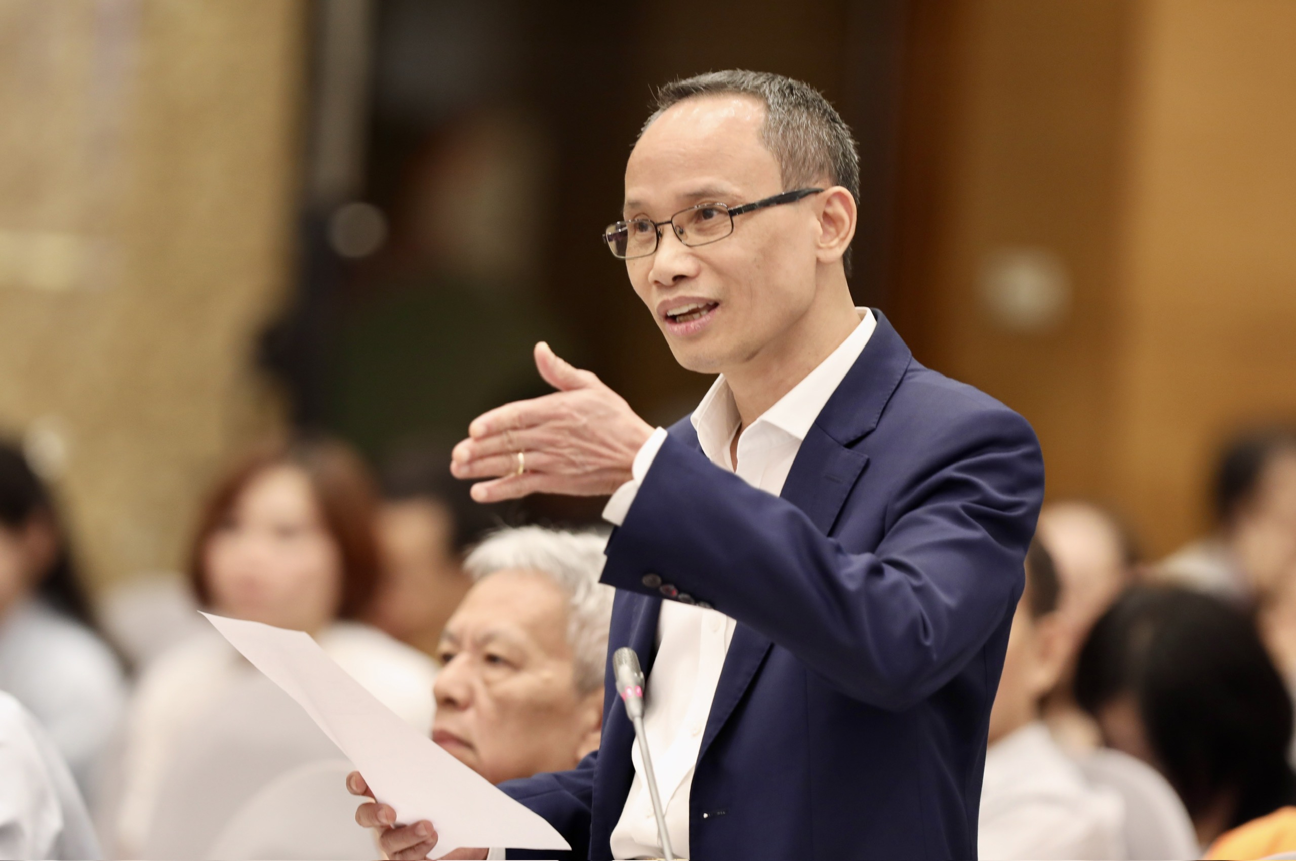 TS. Cấn Văn Lực, Chuy&ecirc;n gia Kinh tế trưởng BIDV, đề xuất bốn nguy&ecirc;n tắc lớn để đảm bảo t&iacute;nh bền vững trong huy động v&agrave; sử dụng nguồn lực t&agrave;i ch&iacute;nh bao gồm: đầu tư cần c&acirc;n đối với tiết kiệm; phải ch&uacute; trọng hiệu quả đầu tư; ph&acirc;n bổ nguồn lực t&agrave;i ch&iacute;nh phải tối ưu hơn; v&agrave; m&ocirc; h&igrave;nh tăng trưởng phải dựa nhiều hơn v&agrave;o tăng năng suất thay v&igrave; chỉ khai th&aacute;c lao động gi&aacute; rẻ v&agrave; t&agrave;i nguy&ecirc;n.