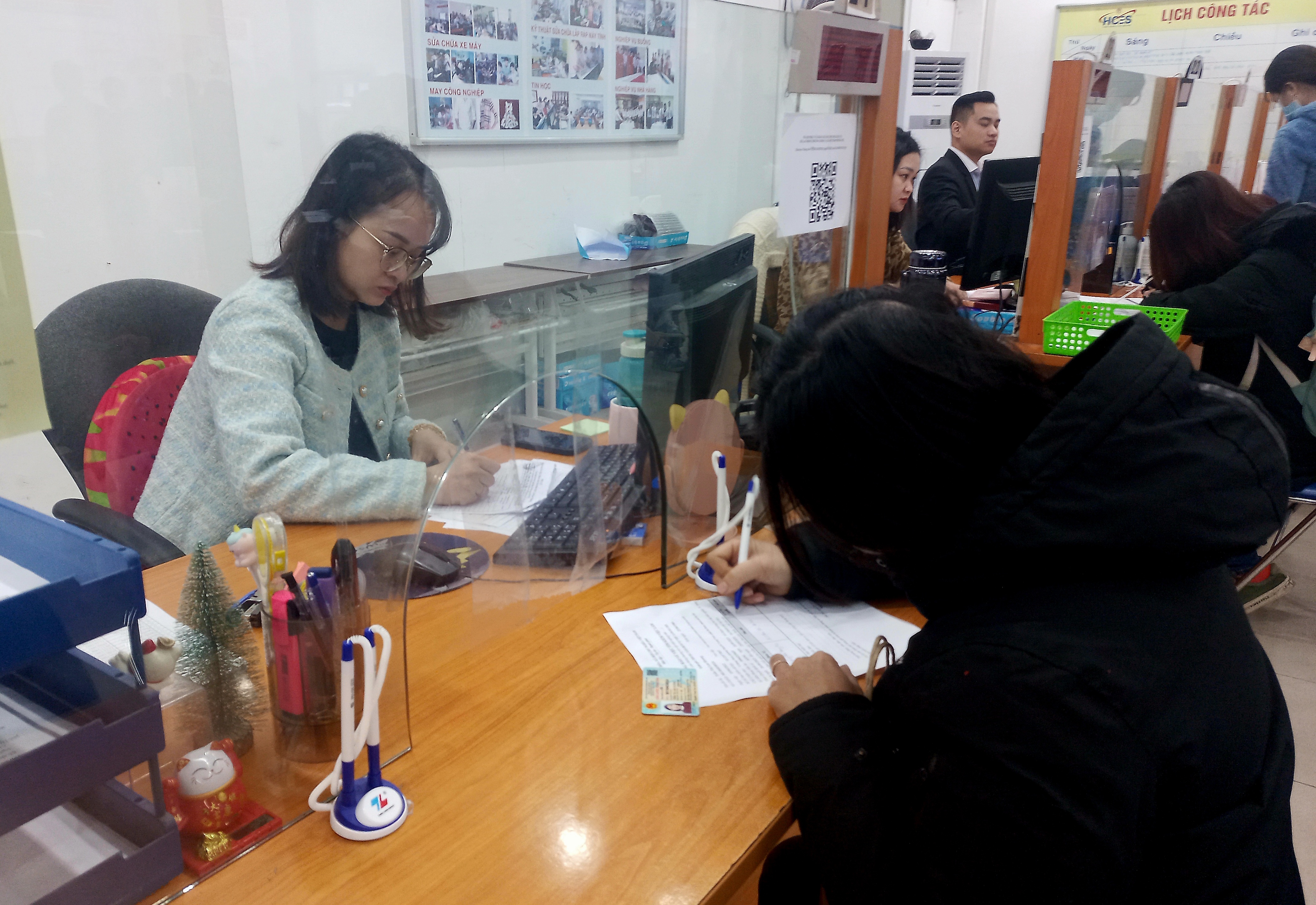 Lao động thất nghiệp làm thủ tục hưởng chế độ trợ cấp thất nghiệp. Ảnh: Nhật Dương.