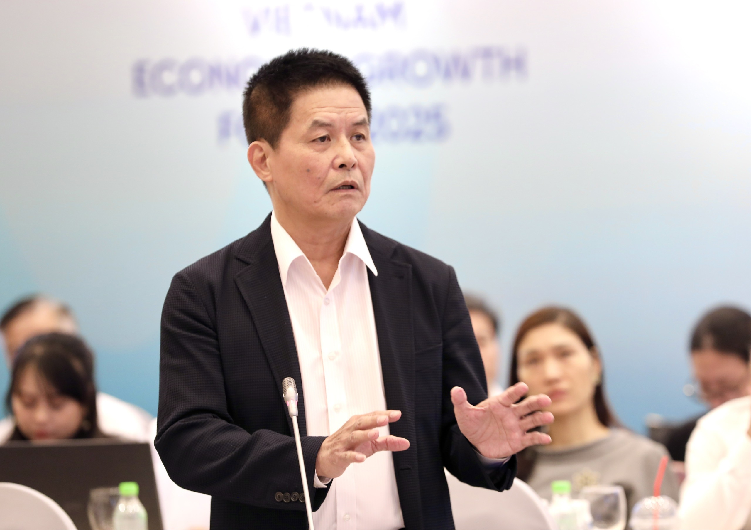 Đại diện doanh nghiệp, chuyên gia kinh tế cũng như đại diện các hiệp hội kinh tế đề xuất các giải pháp tại Diễn đàn Tăng trưởng Kinh tế Việt Nam 2025. Ảnh: Việt Dũng