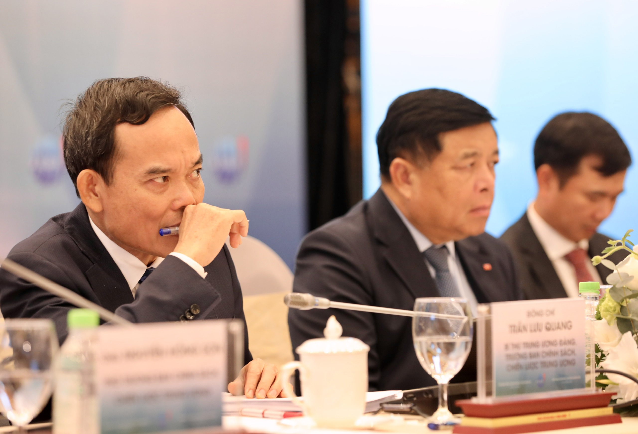 Lãnh đạo cơ quan chính phủ lắng nghe các ý kiến đóng góp từ đại diện doanh nghiệp, chuyên gia kinh tế cũng như đại diện các hiệp hội kinh tế đề xuất các giải pháp tại Diễn đàn Tăng trưởng Kinh tế Việt Nam 2025. Ảnh: Việt Dũng