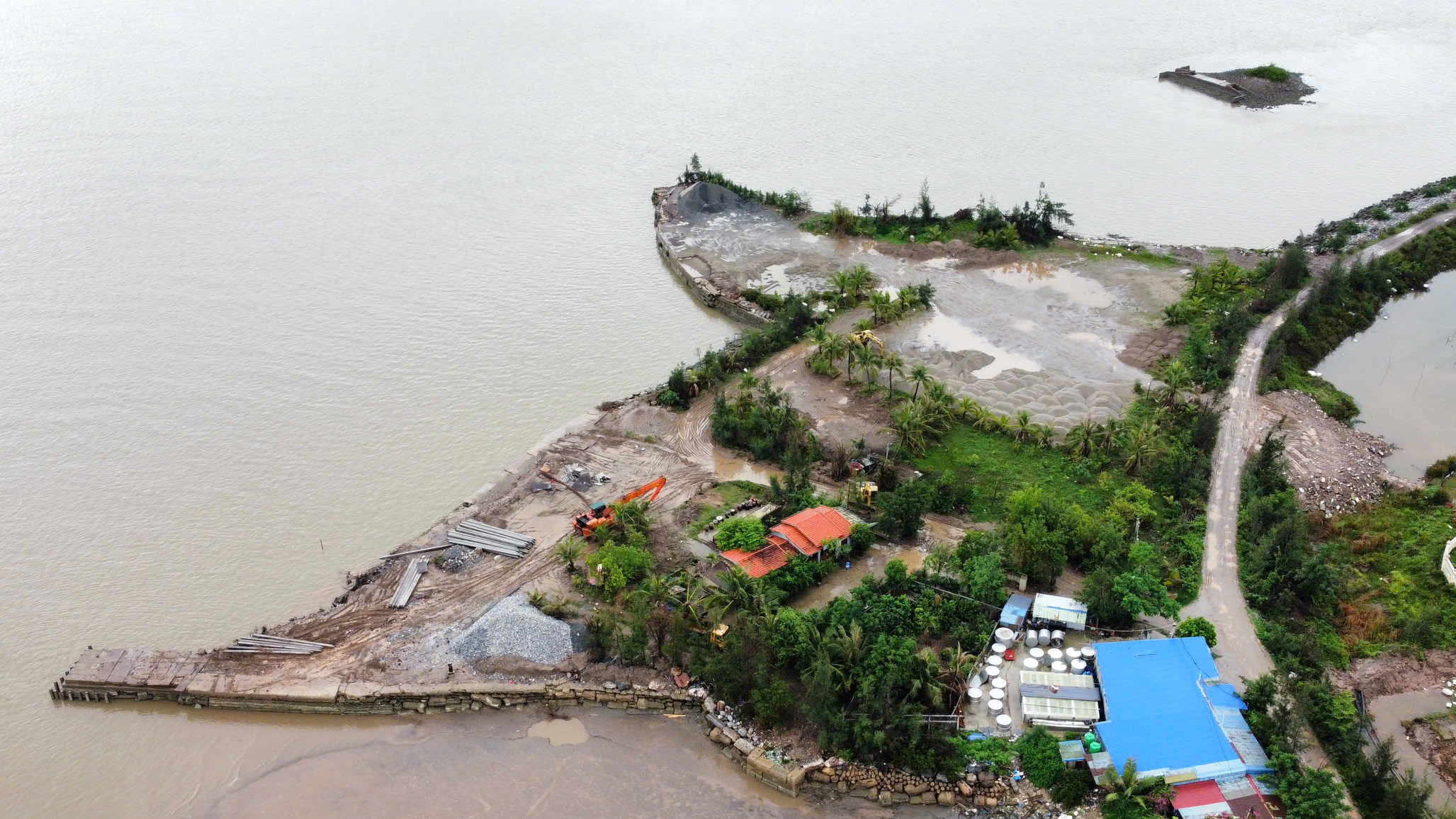 Bãi vật liệu xây dựng tại khu vực Ninh Tiếp (đặc khu Cát Hải, Hải Phòng) được xác định có hoạt động đóng cọc bê tông mở rộng bến xâm phạm vùng nước cảng biển Hải Phòng.