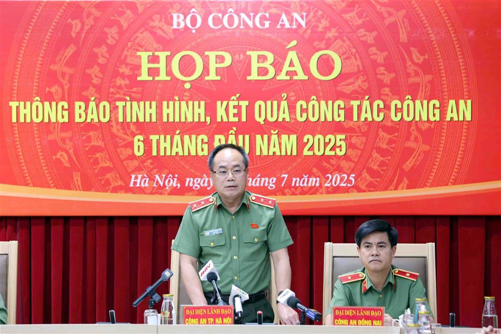 Trung tướng Nguyễn Thanh Tùng, Giám đốc Công an TP Hà Nội thông tin tại buổi họp báo. Ảnh: Cổng thông tin điện tử Bộ Công an.