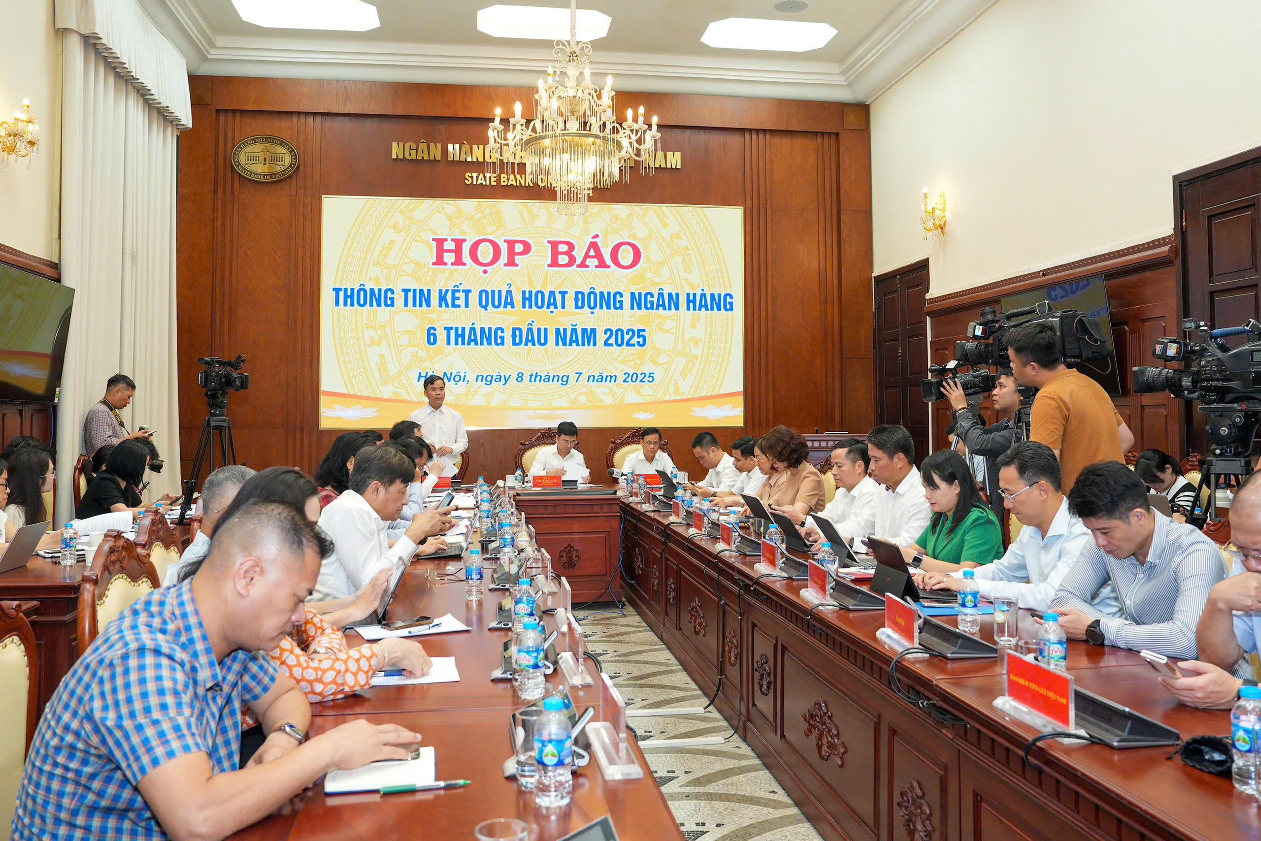 Theo đánh giá của đại diện Ngân hàng nhà nước, rủi ro tiềm ẩn trên thị trường tài chính – tiền tệ thế giới vẫn tạo áp lực lên điều hành chính sách tiền tệ, tỷ giá, lãi suất trong nước.