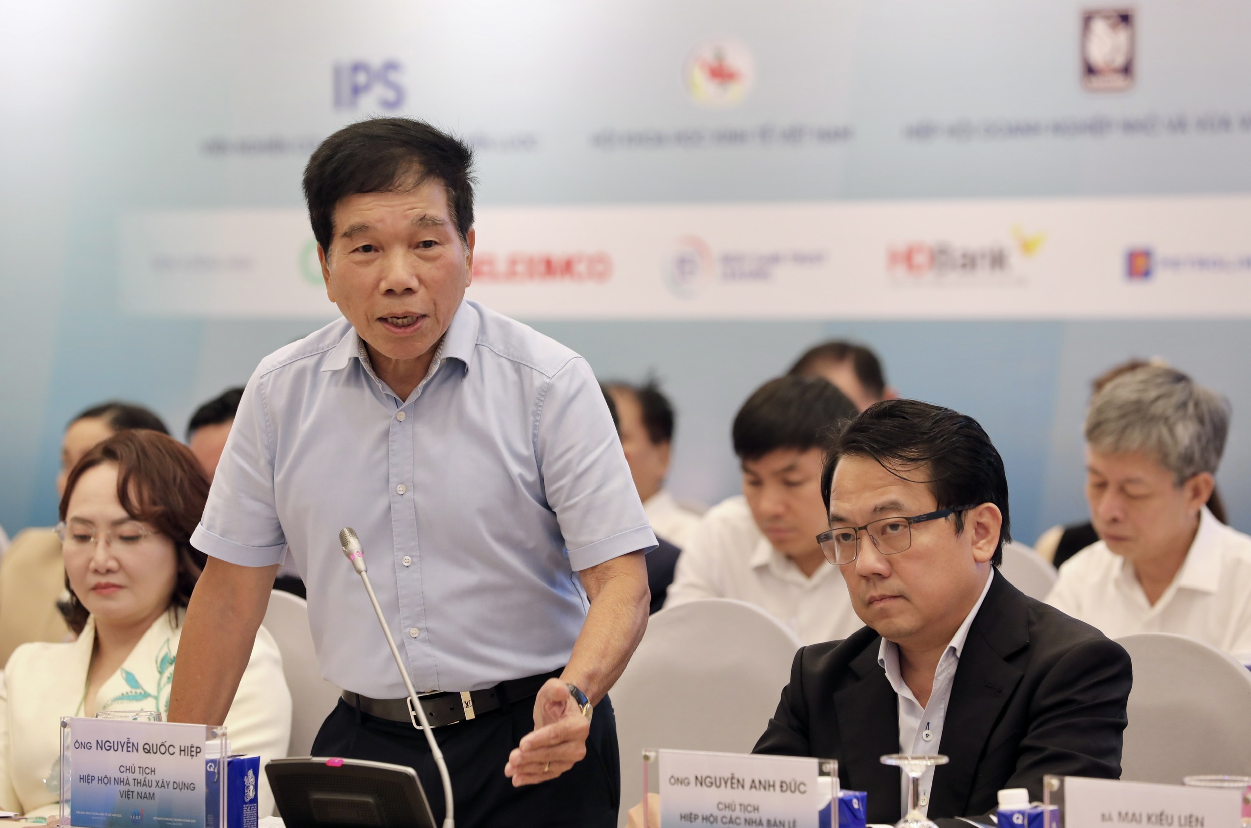 Ph&aacute;t biểu &yacute; kiến tại Diễn đ&agrave;n, &ocirc;ng Nguyễn Quốc Hiệp, Chủ tịch Hiệp hội Nh&agrave; thầu x&acirc;y dựng Việt Nam (VACC), cho rằng muốn được mục ti&ecirc;u tăng trưởng&nbsp;GDP 8%, mọi ng&agrave;nh đều phải c&oacute; sự đ&oacute;ng g&oacute;p t&iacute;ch cực, đặc biệt l&agrave; ng&agrave;nh bất động sản v&agrave; x&acirc;y dựng với tỷ trọng 10% - 12% trong tổng GDP. Tuy nhi&ecirc;n, &ocirc;ng Hiệp nhấn mạnh, để ng&agrave;nh bất động sản v&agrave; x&acirc;y dựng đ&oacute;ng g&oacute;p t&iacute;ch cực v&agrave;o tăng trưởng kinh tế th&igrave; vấn đề đầu ti&ecirc;n l&agrave; phải quản l&yacute; được gi&aacute; đất...