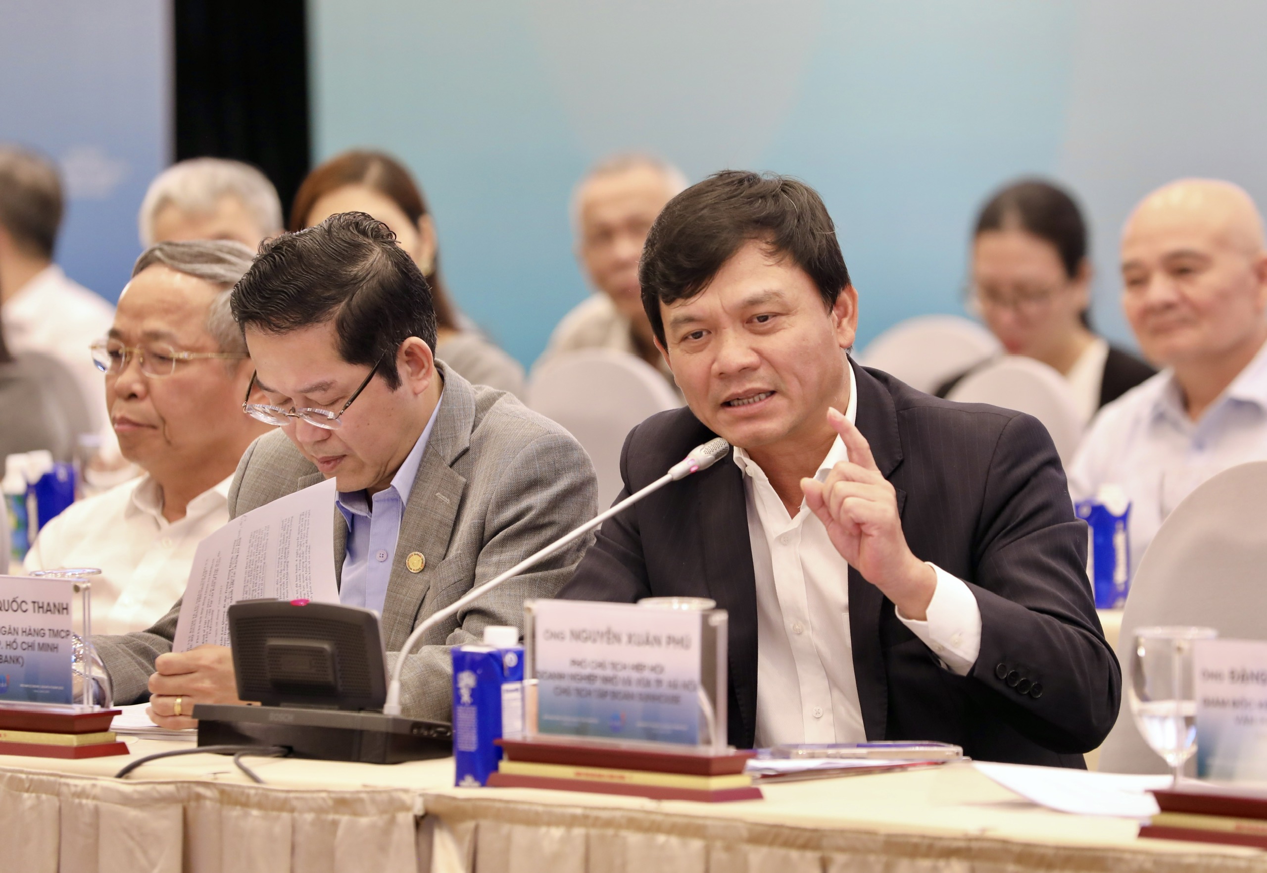 &Ocirc;ng Nguyễn Xu&acirc;n Ph&uacute;, Chủ tịch HĐQT Tập đo&agrave;n Sunhouse, đ&atilde; chia sẻ thẳng thắn về những cơ hội, th&aacute;ch thức v&agrave; điều kiện cần thiết để doanh nghiệp Việt Nam vươn l&ecirc;n mạnh mẽ trong bối cảnh mới. Theo &ocirc;ng Ph&uacute; muốn đạt được tăng trưởng hai con số, Việt Nam cần một chiến lược đồng h&agrave;nh to&agrave;n diện giữa Nh&agrave; nước v&agrave; doanh nghiệp, thay v&igrave; để doanh nghiệp tự bơi trong cuộc đua to&agrave;n cầu h&oacute;a khốc liệt...