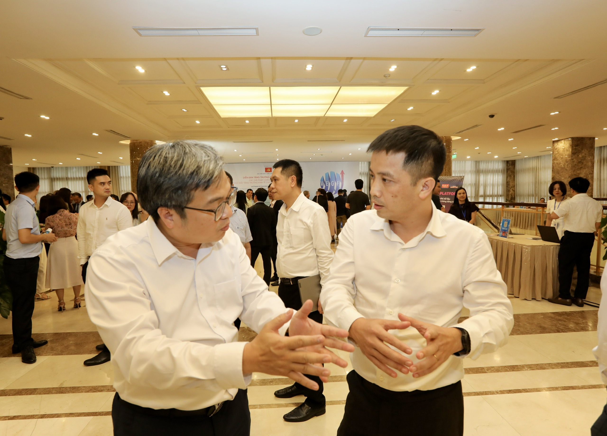 Các chuyên gia trao đổi bên lề Diễn đàn Tăng trưởng kinh tế Việt Nam 2025. Ảnh: Việt Dũng.