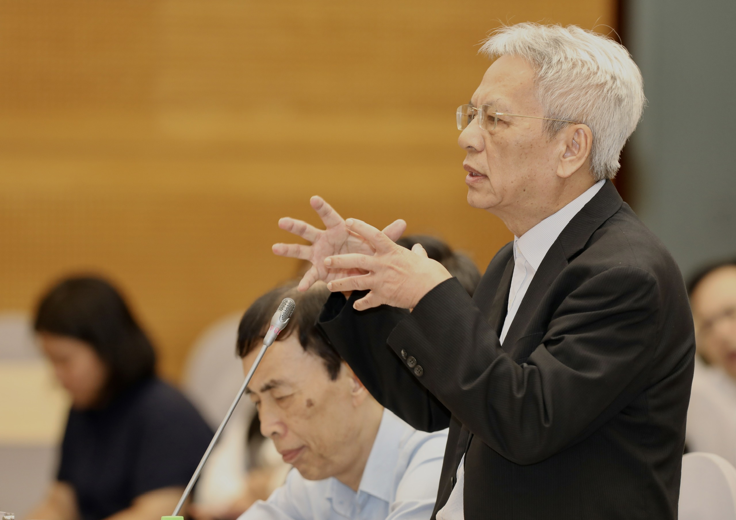 Ph&aacute;t biểu tại Diễn đ&agrave;n, TS. Nguyễn Sĩ Dũng,&nbsp;nguy&ecirc;n Ph&oacute; chủ nhiệm Văn ph&ograve;ng Quốc hội,&nbsp;chỉ ra nhiều điểm nghẽn ảnh hưởng tới việc hiện thực những mục ti&ecirc;u ph&aacute;t triển kinh tế lớn của Bộ Ch&iacute;nh trị.&nbsp;Trong bối cảnh y&ecirc;u cầu chuyển đổi mạnh mẽ, nếu bộ m&aacute;y thực thi kh&ocirc;ng theo kịp ch&iacute;nh s&aacute;ch, mọi nỗ lực chỉ đạo sẽ chỉ dừng ở khẩu hiệu. Muốn chuyển đổi th&agrave;nh c&ocirc;ng th&igrave; bộ m&aacute;y thực thi phải thật tinh hoa.