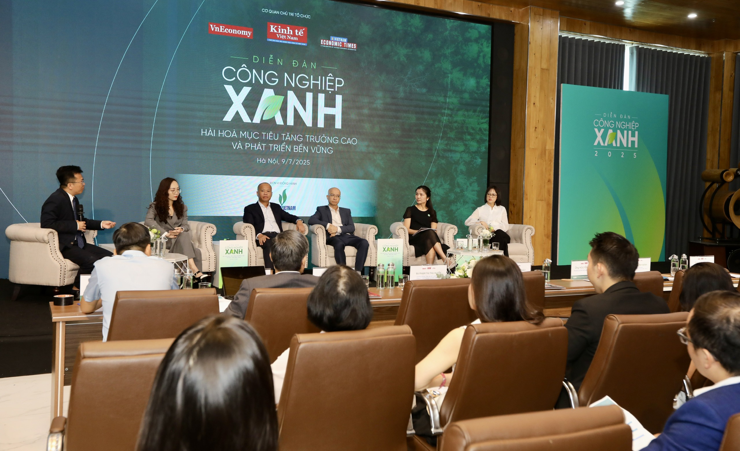 Trong bối cảnh kinh tế thế giới đang c&oacute; nhiều biến động, xu thế chuyển đổi xanh &ndash; bền vững cũng đang c&oacute; những thay đổi kh&oacute; lường. B&ecirc;n cạnh mục ti&ecirc;u tăng trưởng xanh hướng tới Netzero v&agrave;o 2050, Việt Nam cũng đặt mục ti&ecirc;u tăng trưởng 8% trong năm 2025 v&agrave; hướng đến tăng trưởng 2 con số&nbsp; những năm tiếp theo. Trong đ&oacute;, c&ocirc;ng nghiệp tiếp tục được x&aacute;c định l&agrave; động lực tăng trưởng ch&iacute;nh của nền kinh tế.