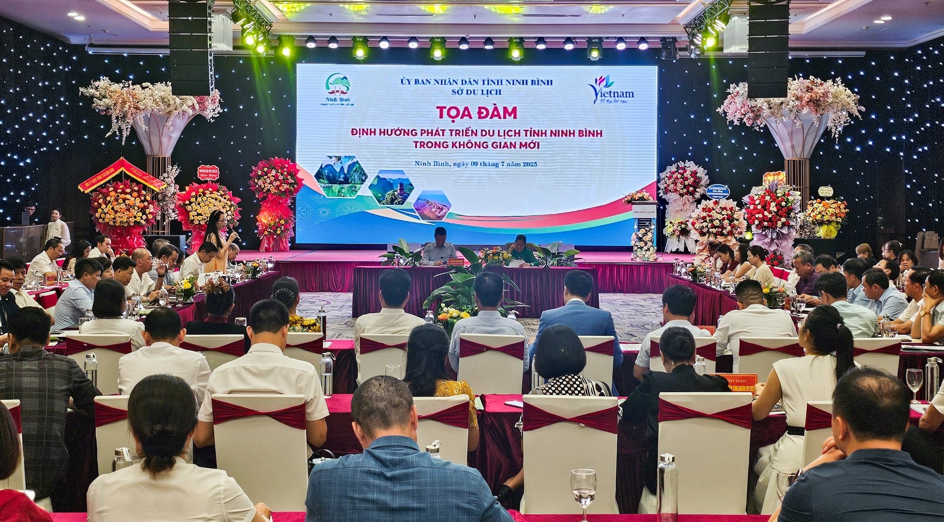 To&agrave;n cảnh buổi toạ&nbsp;đ&agrave;m