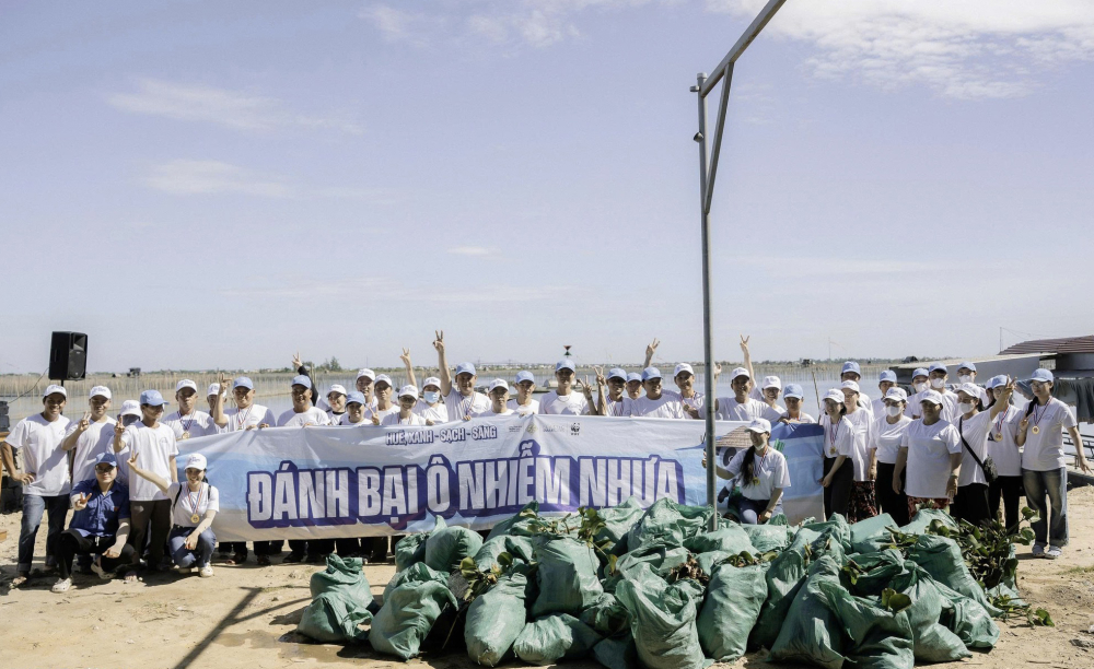 Ra qu&acirc;n l&agrave;m sạch r&aacute;c thải nhựa tại điểm du lịch sinh th&aacute;i Đầm Chuồn.