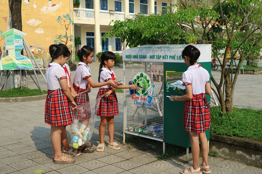 Triển khai c&aacute;c m&ocirc; h&igrave;nh ph&acirc;n loại r&aacute;c tại c&aacute;c trường học.