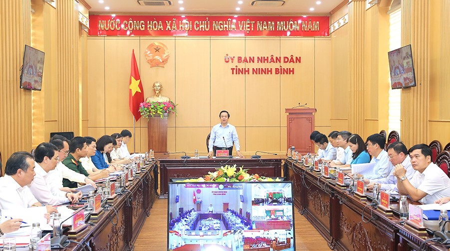 Chủ tịch UBND tỉnh Ninh B&igrave;nh Phạm Quang Ngọc chủ tr&igrave; hội nghị