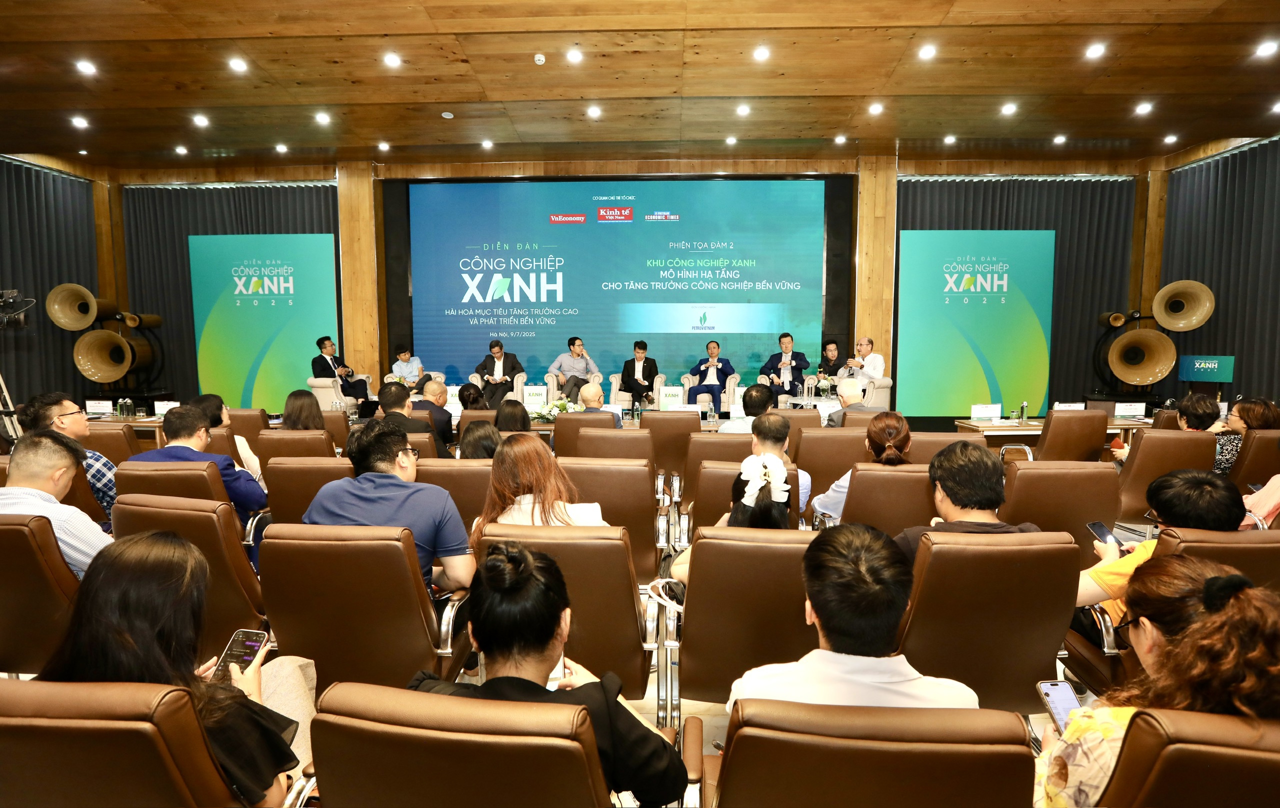 C&aacute;c chuy&ecirc;n gia, doanh nghiệp chia sẻ tại Diễn đ&agrave;n.