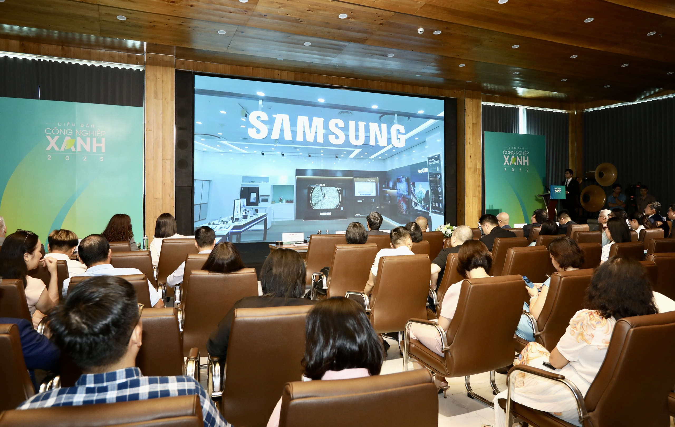 To&agrave;n cảnh Diễn đ&agrave;n&nbsp;C&ocirc;ng nghiệp xanh với chủ đề &ldquo;H&agrave;i h&ograve;a mục ti&ecirc;u tăng trưởng cao v&agrave; ph&aacute;t triển bền vững&rdquo; do Tạp ch&iacute; Kinh tế Việt Nam &ndash; VnEconomy &ndash; Vietnam Economic Times tổ chức diễn ra ng&agrave;y 9/7/2025.