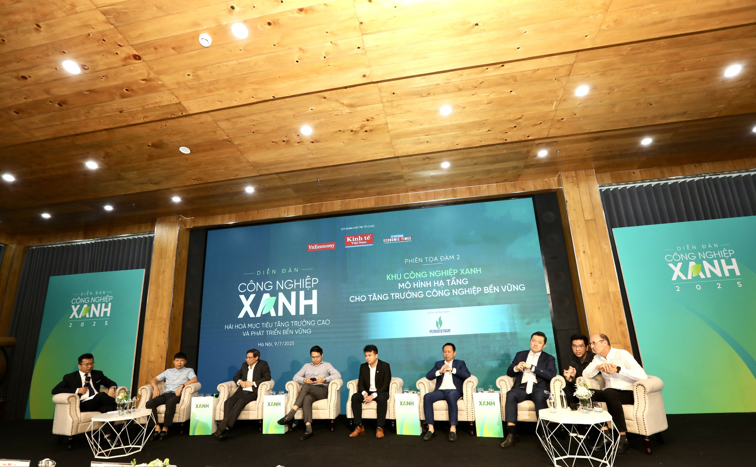 Các chuyên gia, doanh nghiệp trao đổi tại Diễn đàn Công nghiệp xanh 2025 với chủ đề "Hài hòa mục tiêu tăng trưởng cao và phát triển bền vững" do Tạp chí Kinh tế Việt Nam/VnEconomy- Vietnam Economic Times tổ chức ngày 9/7/2025.