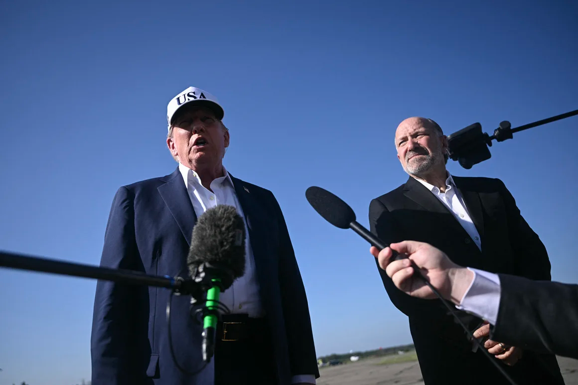 Tổng thống Mỹ Donald Trump và Bộ trưởng Thương mại Mỹ Howard Lutnick - Ảnh: Getty Images