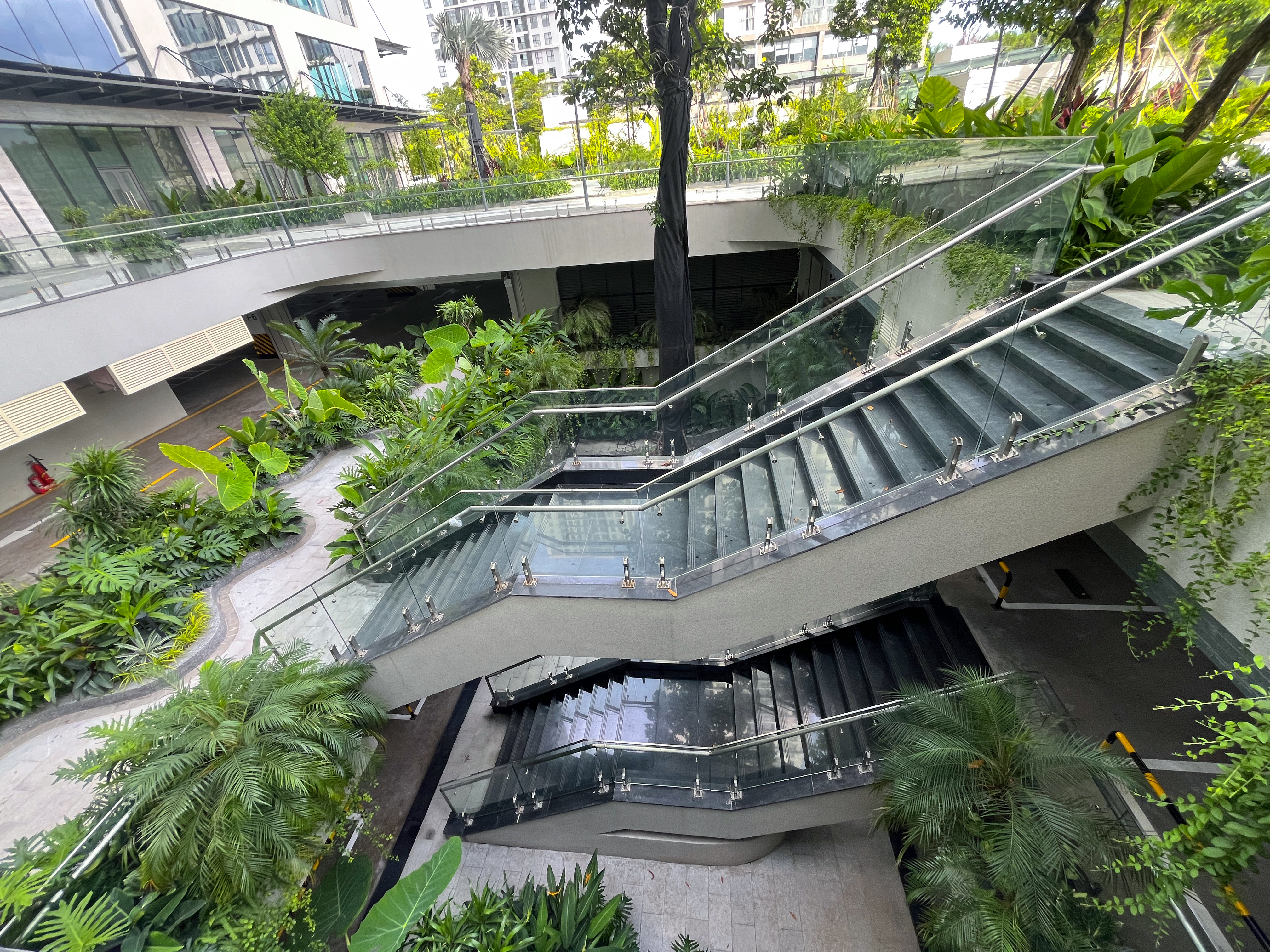 N&acirc;ng tầm trải nghiệm l&agrave;m việc với kh&ocirc;ng gian xanh bao phủ Pearl Tower.