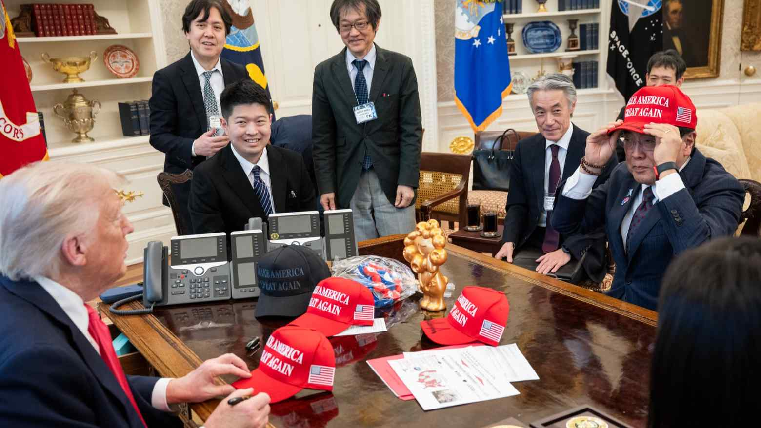 Tổng thống Mỹ Donald Trump gặp đặc phái viên thương mại Nhật Bản Ryosei Akazawa và phái đoàn đàm phán của Nhật tại Phòng Bầu dục của Nhà Trắng vào ngày 16/4/2025 - Ảnh: Nhà Trắng