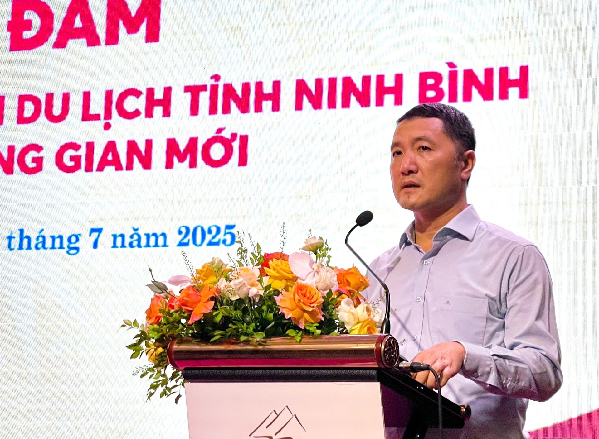 &Ocirc;ng B&ugrave;i Văn Mạnh, Gi&aacute;m đốc Sở Du lịch Ninh B&igrave;nh, ph&aacute;t biểu khai mạc tọa đ&agrave;m.