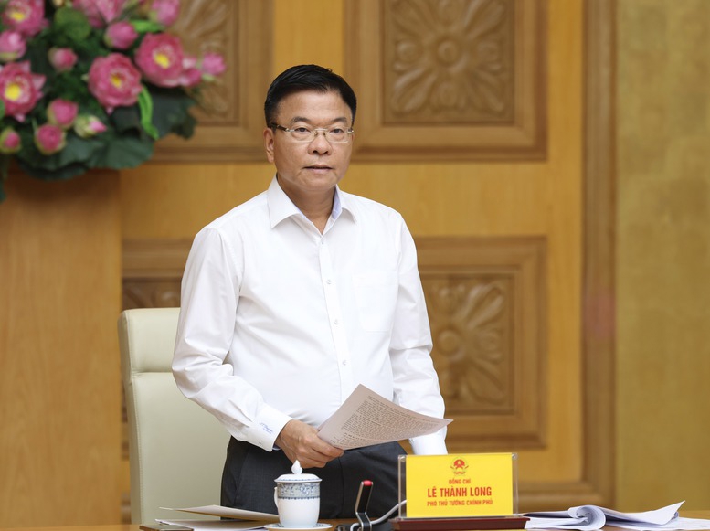 Phó Thủ tướng Lê Thành Long chủ trì cuộc họp về dự thảo Nghị quyết của Bộ Chính trị về đột phá trong công tác chăm sóc sức khỏe nhân dân, đáp ứng yêu cầu phát triển đất nước trong kỷ nguyên mới. Ảnh: VGP.