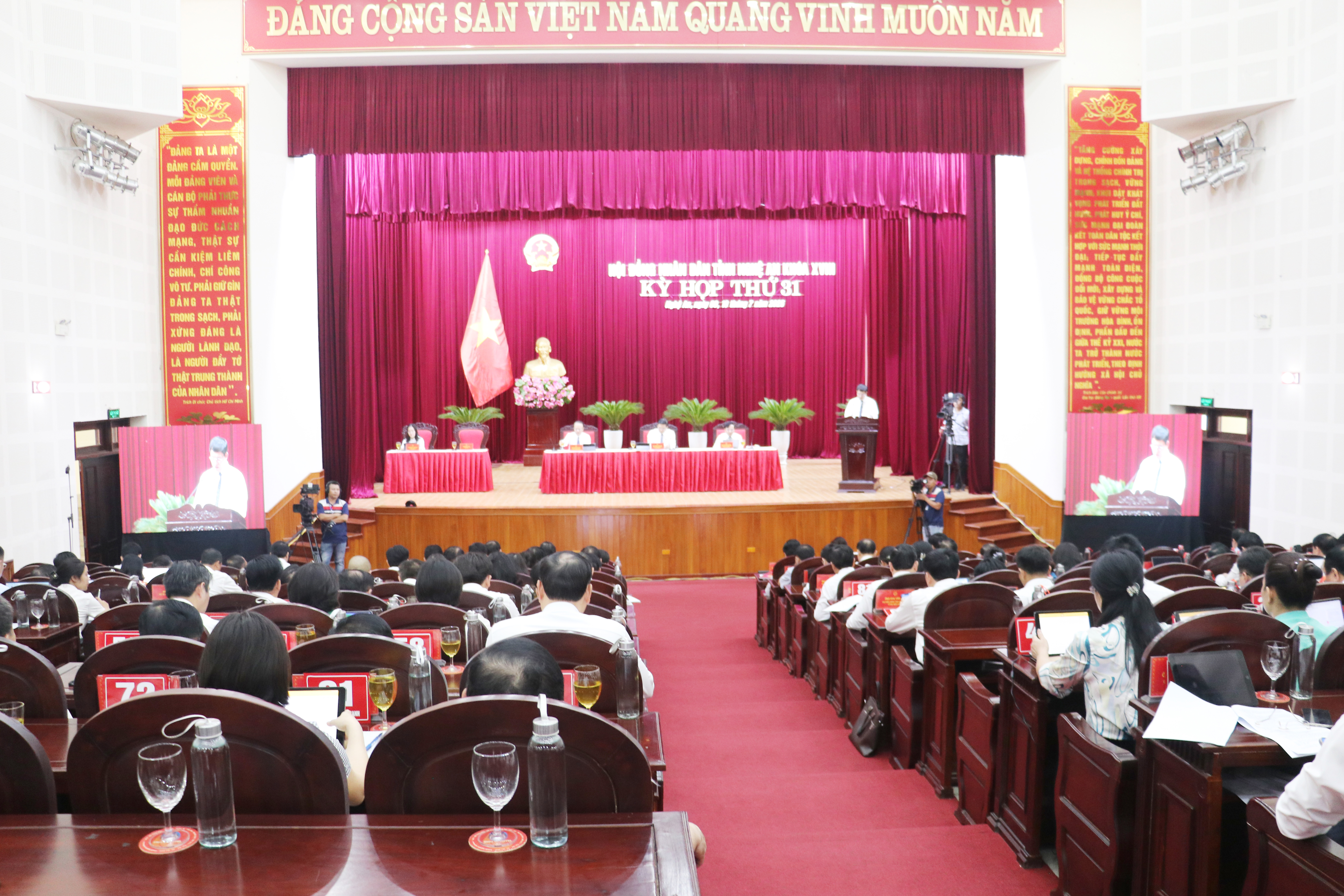 Quang cảnh phiên thảo luận tại hội trường