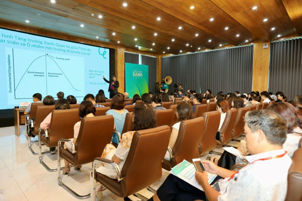 Chuy&ecirc;n gia Nguyễn B&aacute; H&ugrave;ng tr&igrave;nh b&agrave;i tham luận tại Diễn đ&agrave;n. Ảnh: Việt Dũng.