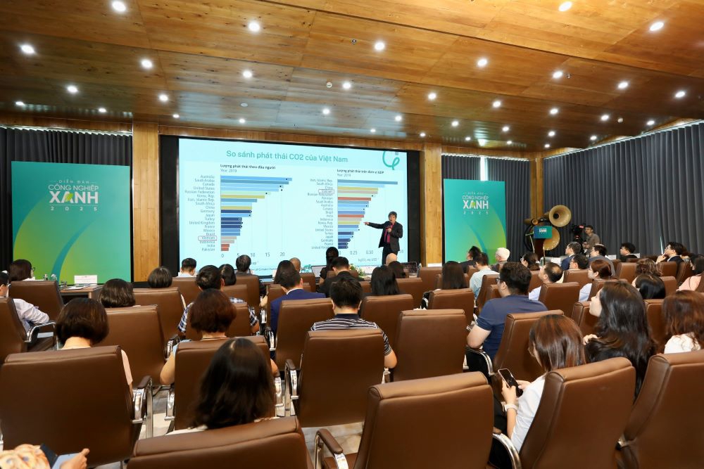 Chuy&ecirc;n gia Nguyễn B&aacute; H&ugrave;ng tr&igrave;nh b&agrave;y tham luận tại Diễn đ&agrave;n. Ảnh: Việt Dũng.