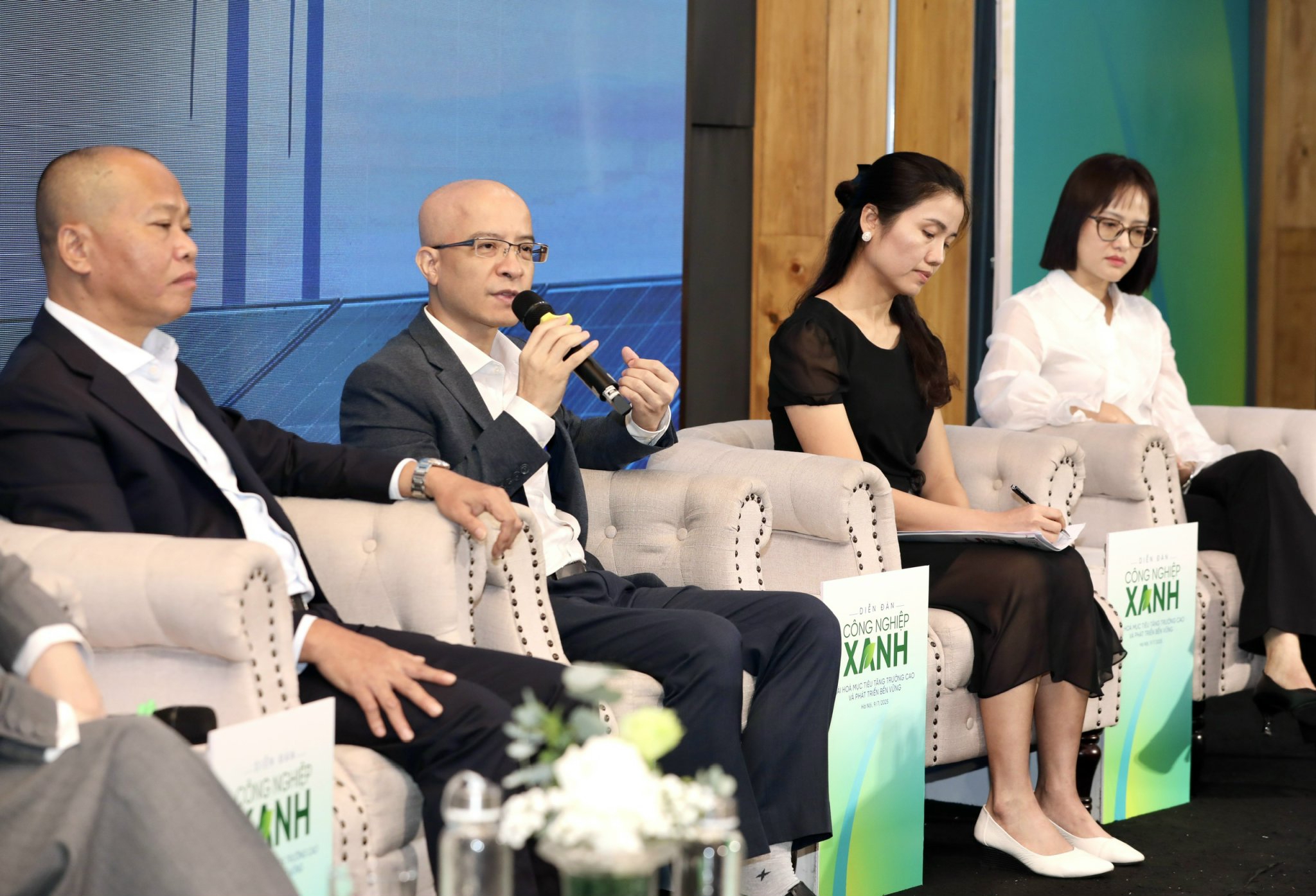 C&aacute;c diễn giả cũng cảnh b&aacute;o về m&acirc;u thuẫn hiện hữu giữa y&ecirc;u cầu tăng trưởng cao v&agrave; ti&ecirc;u chuẩn m&ocirc;i trường ng&agrave;y c&agrave;ng khắt khe từ c&aacute;c thị trường xuất khẩu. Một số doanh nghiệp nhận định, kh&ocirc;ng thể chờ đến khi bị &aacute;p thuế carbon hay bị từ chối h&agrave;ng h&oacute;a mới bắt đầu chuyển đổi. Việt Nam cần h&agrave;nh động từ b&acirc;y giờ, bắt đầu từ ng&agrave;nh c&ocirc;ng nghiệp...